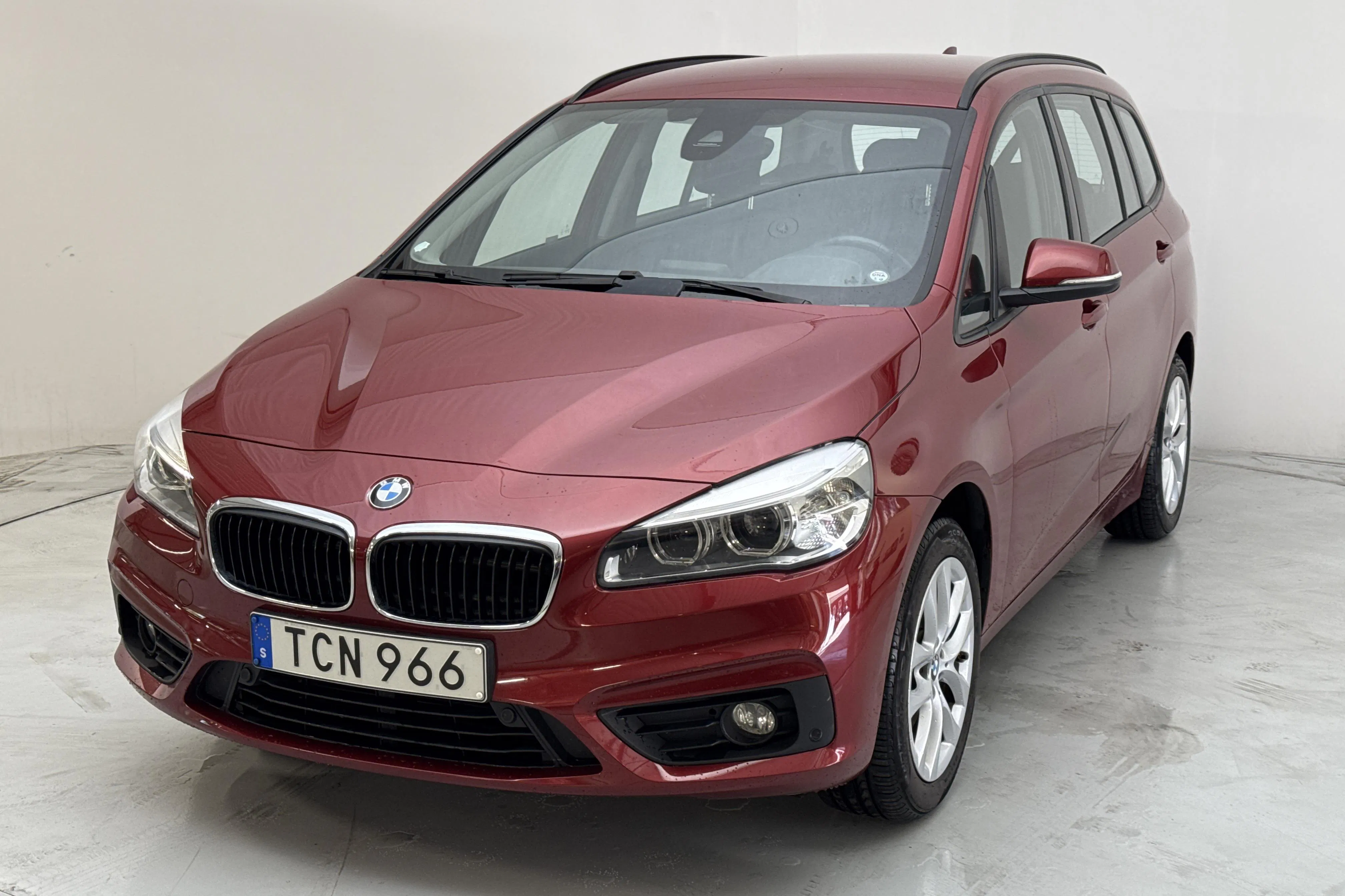 Presentation photo 1 of 15: BMW 218d Gran Tourer, F46 (150hk) - 115 340 km - Automatic - red - 2016