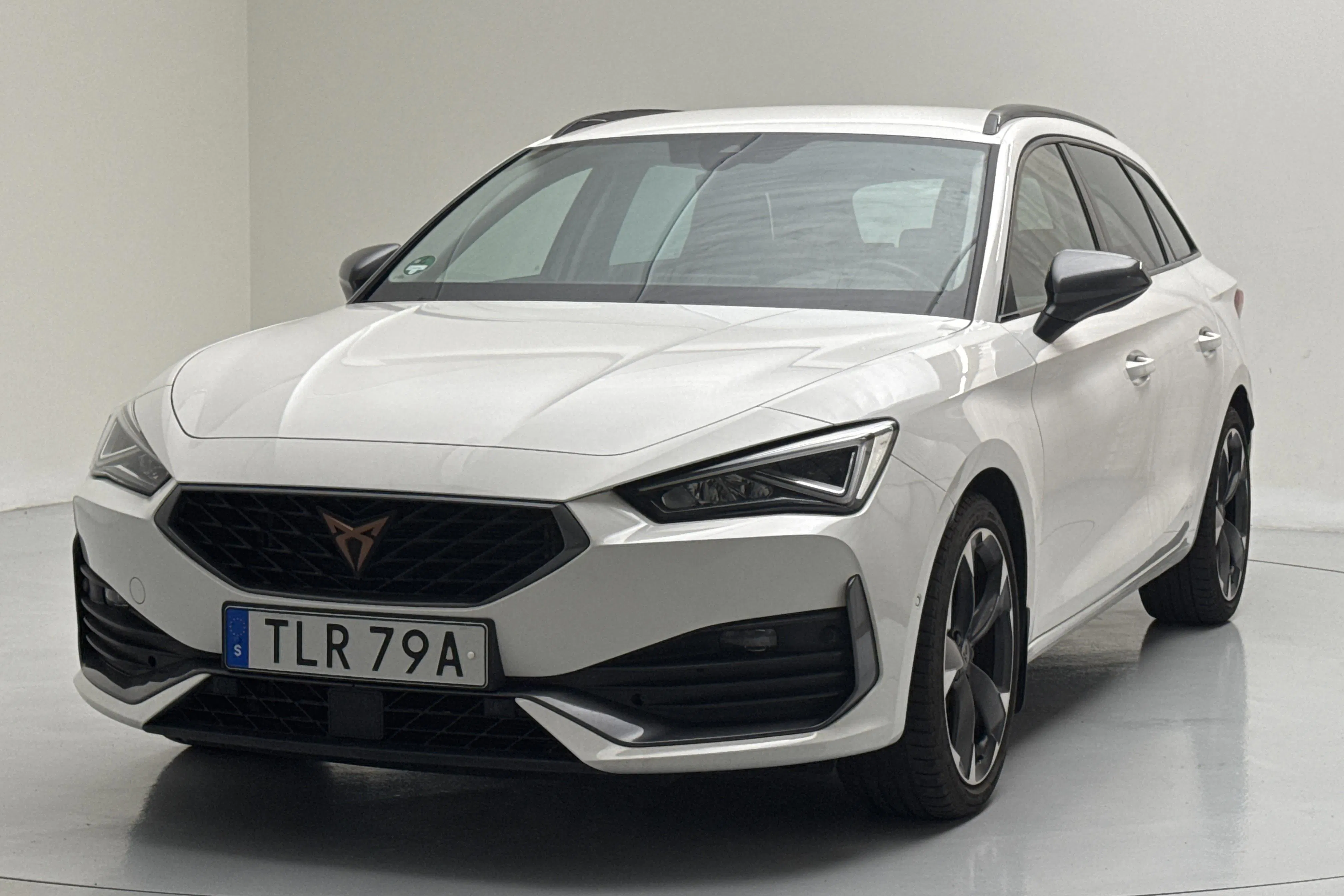 Presentation photo 1 of 13: Cupra Leon Sportstourer 1.5 eTSI (150hk) - 83 590 km - Automatic - white - 2023