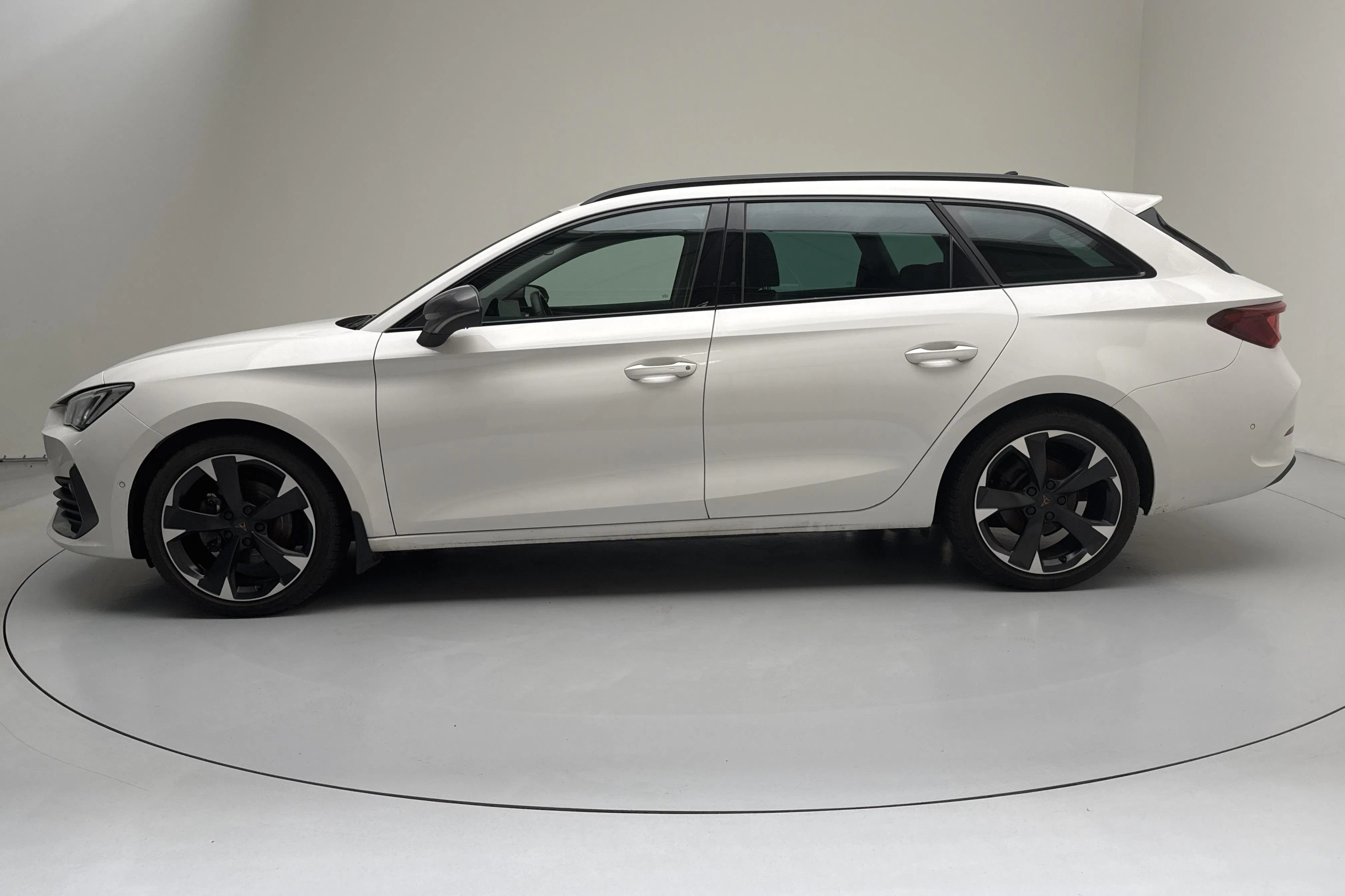Presentation photo 2 of 13: Cupra Leon Sportstourer 1.5 eTSI (150hk) - 83 590 km - Automatic - white - 2023
