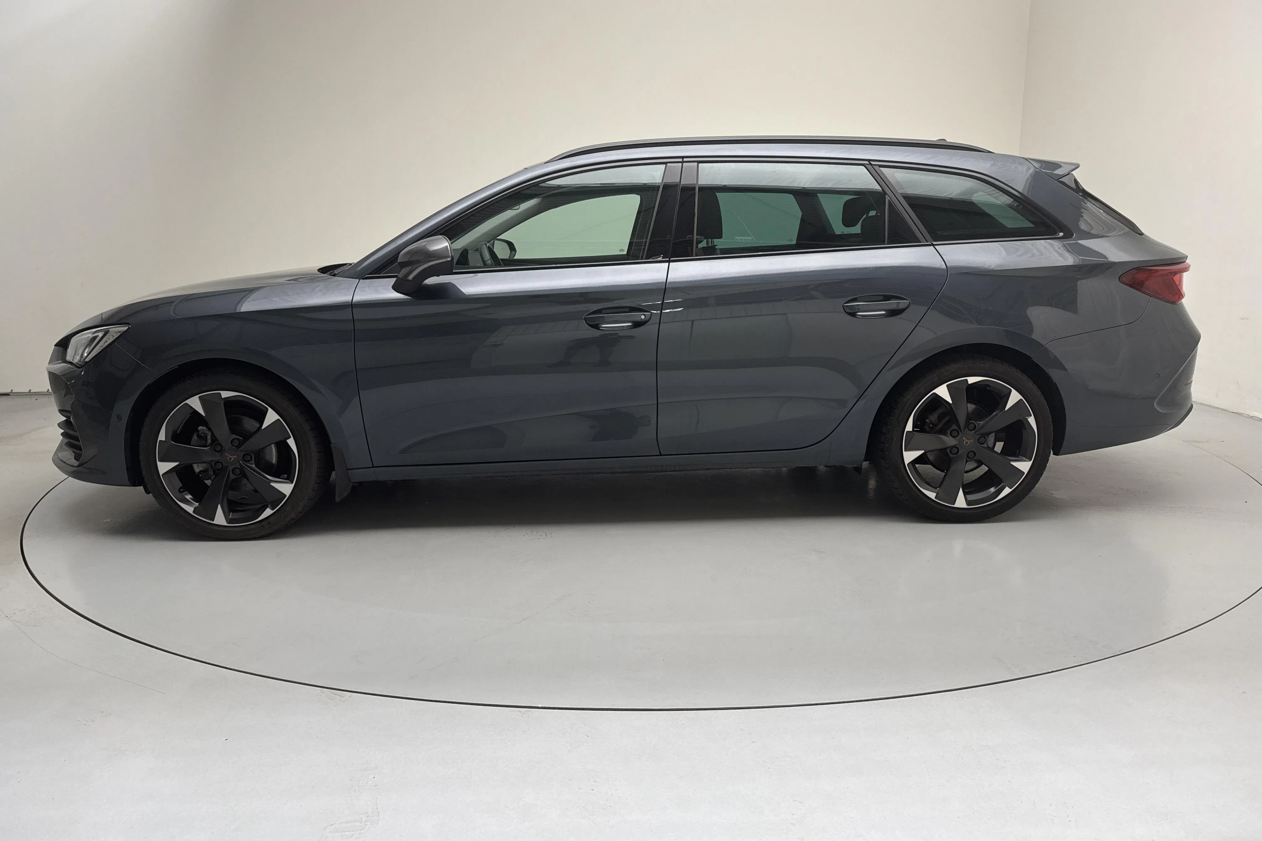Presentation photo 2 of 14: Cupra Leon Sportstourer 1.5 eTSI (150hk) - 56 760 km - Automatic - gray - 2023