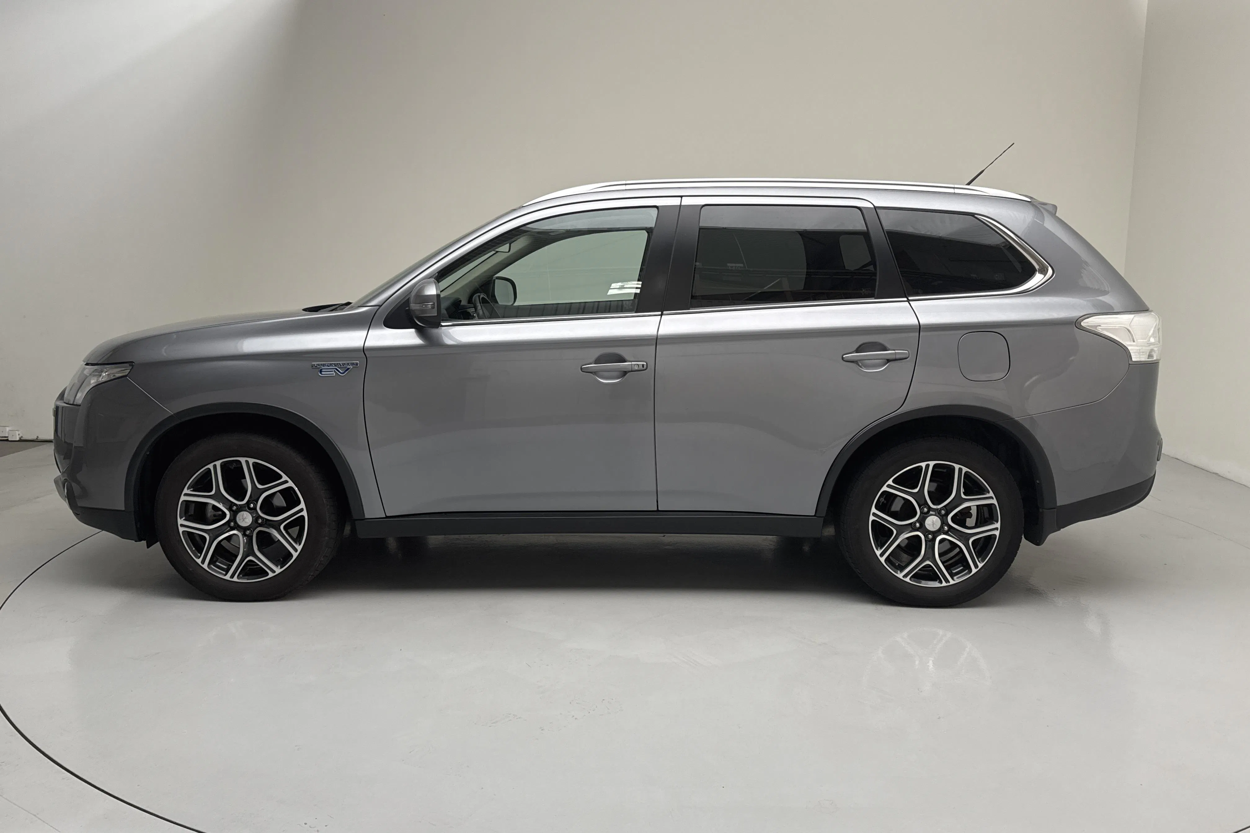Presentationsfoto 2 av 17: Mitsubishi Outlander 2.0 Plug-in Hybrid 4WD (121hk) - 15 928 mil - Automat - grå - 2015
