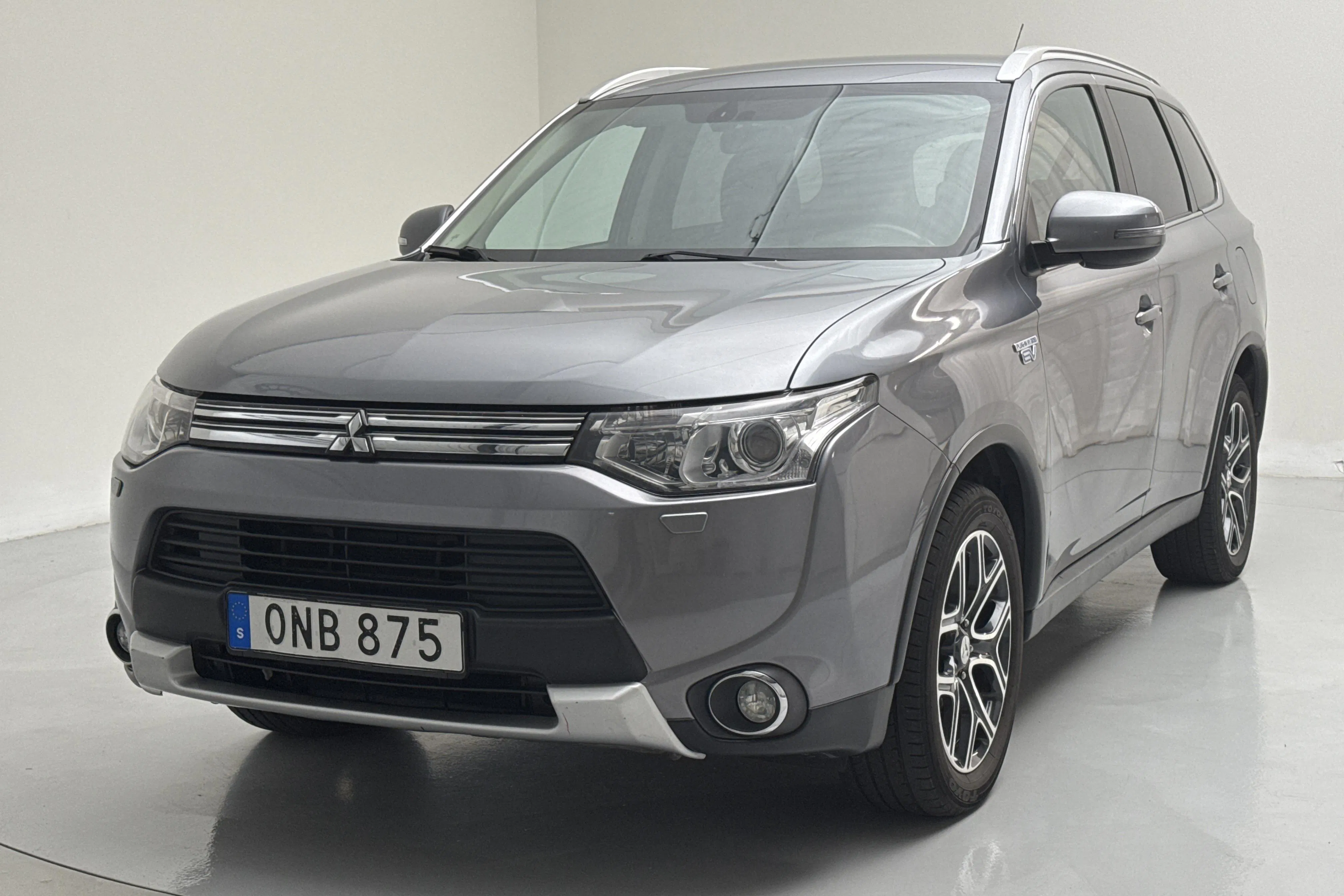 Presentationsfoto 1 av 17: Mitsubishi Outlander 2.0 Plug-in Hybrid 4WD (121hk) - 15 928 mil - Automat - grå - 2015