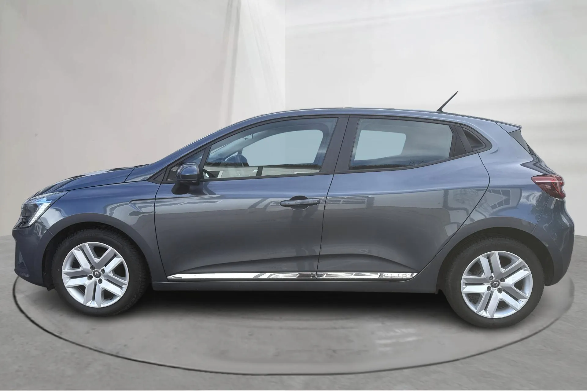 Presentation photo 2 of 13: Renault Clio V 1.0 TCe 5dr (90hk) - 57 100 km - Manual - gray - 2022