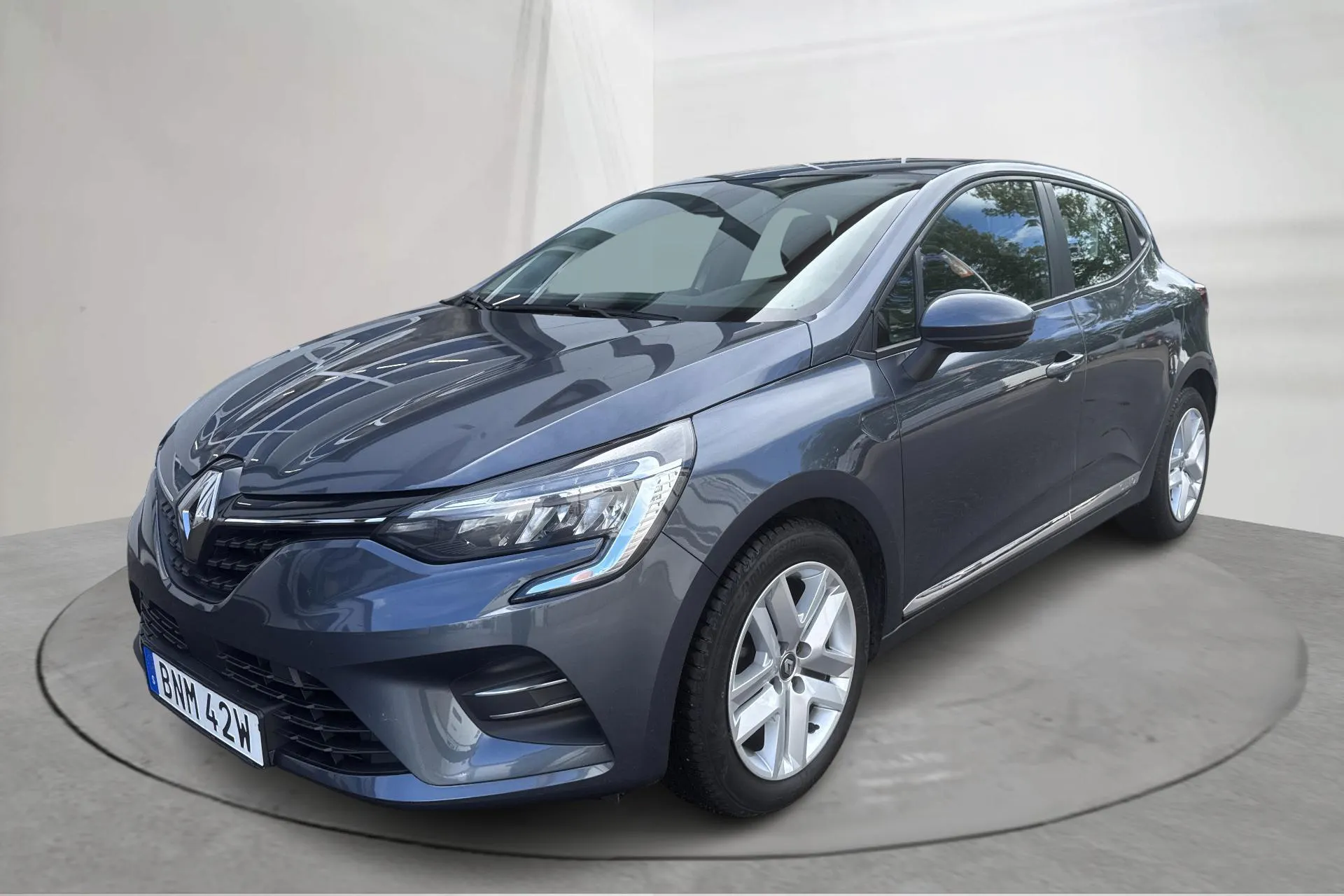 Presentation photo 1 of 13: Renault Clio V 1.0 TCe 5dr (90hk) - 57 100 km - Manual - gray - 2022
