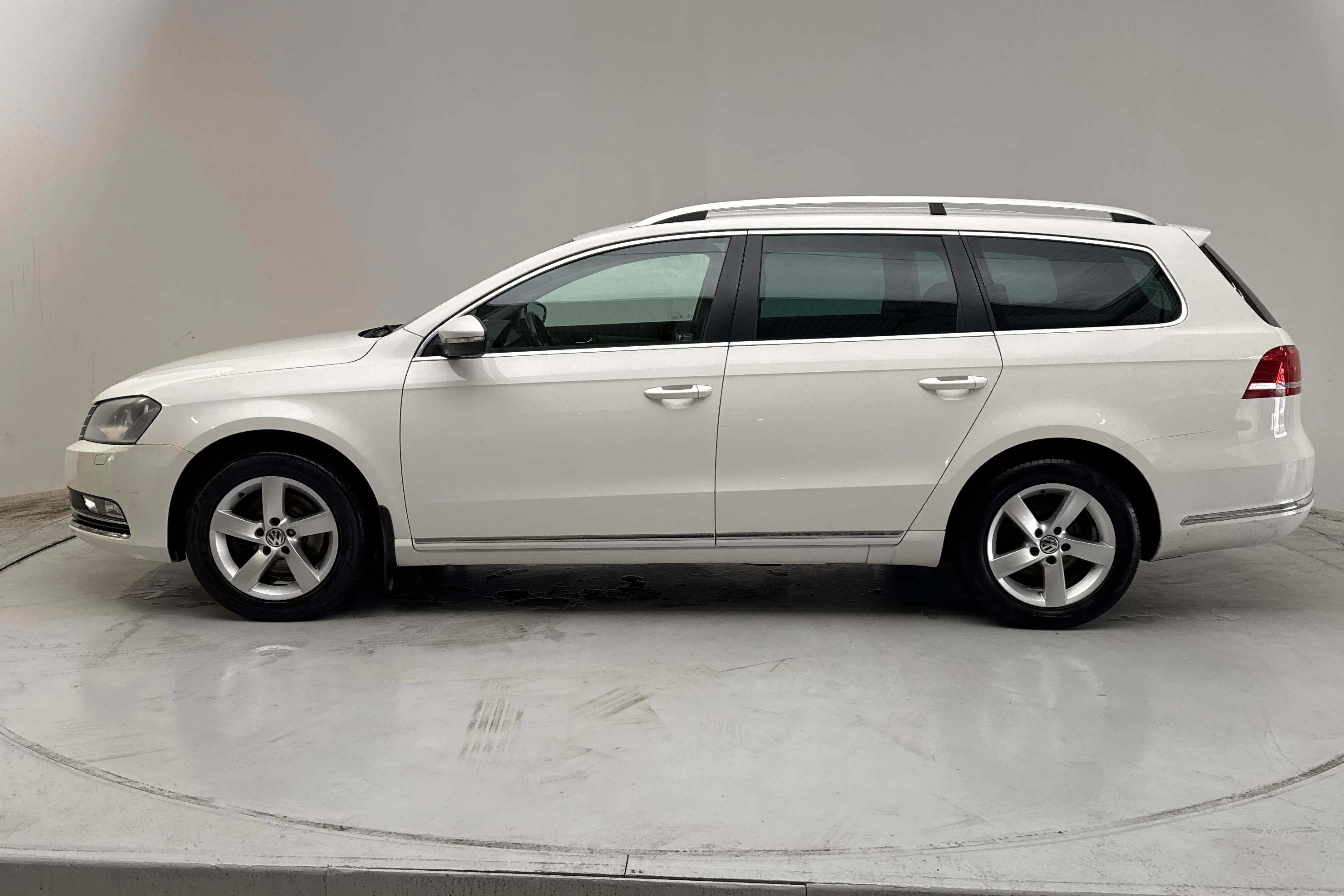 Presentationsfoto 2 av 14: VW Passat 1.4 TSI EcoFuel Variant (150hk) - 19 426 mil - Manuell - vit - 2013