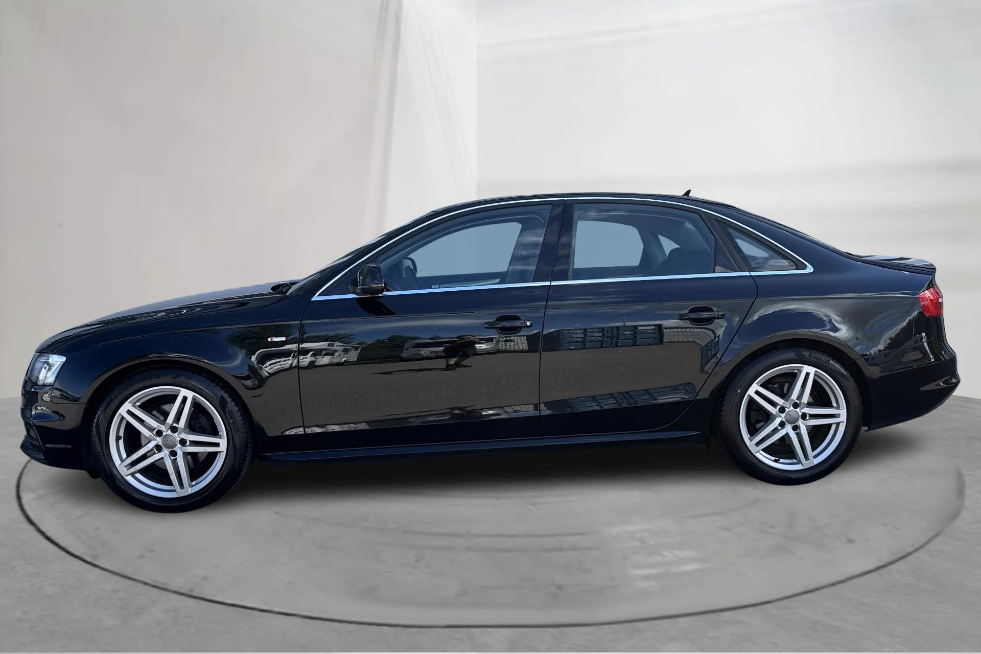 Presentation photo 2 of 16: Audi A4 2.0 TDI clean diesel (190hk) - 224 140 km - Manual - black - 2015