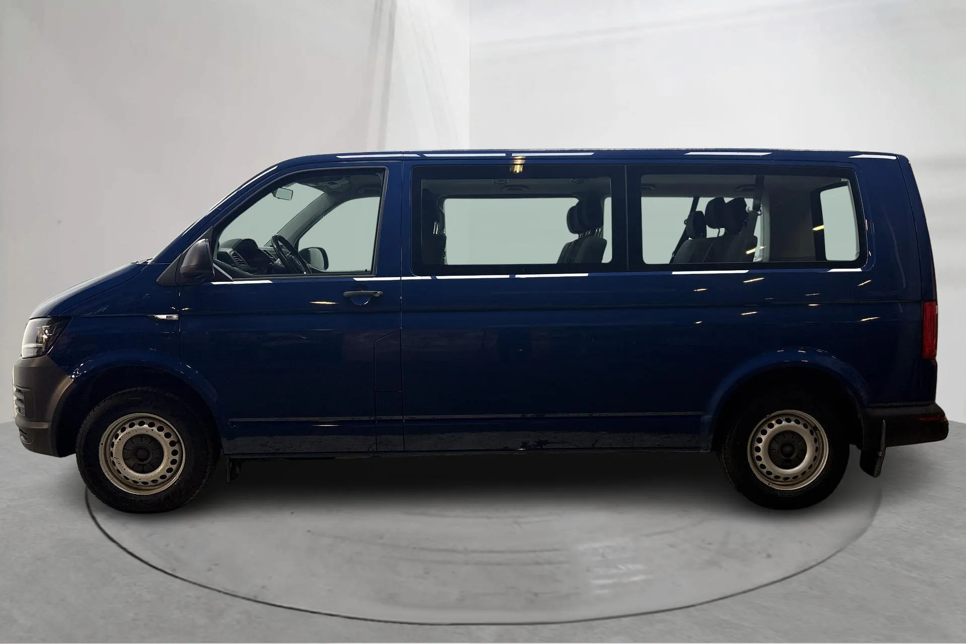 Presentationsfoto 2 av 16: VW Caravelle T6 2.0 TDI BMT (102hk) - 12 237 mil - Manuell - Mörkblå - 2018
