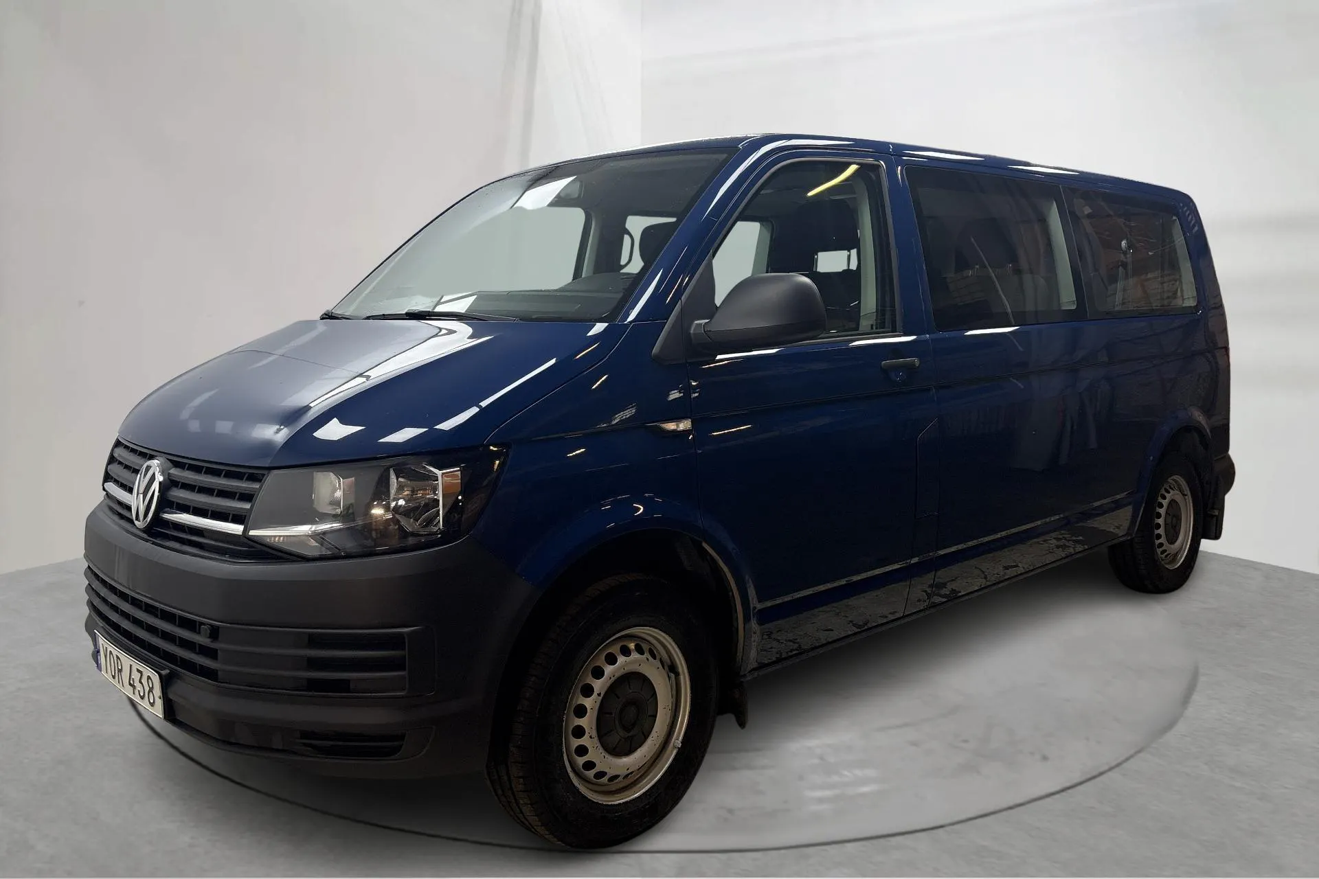 Presentationsfoto 1 av 16: VW Caravelle T6 2.0 TDI BMT (102hk) - 12 237 mil - Manuell - Mörkblå - 2018