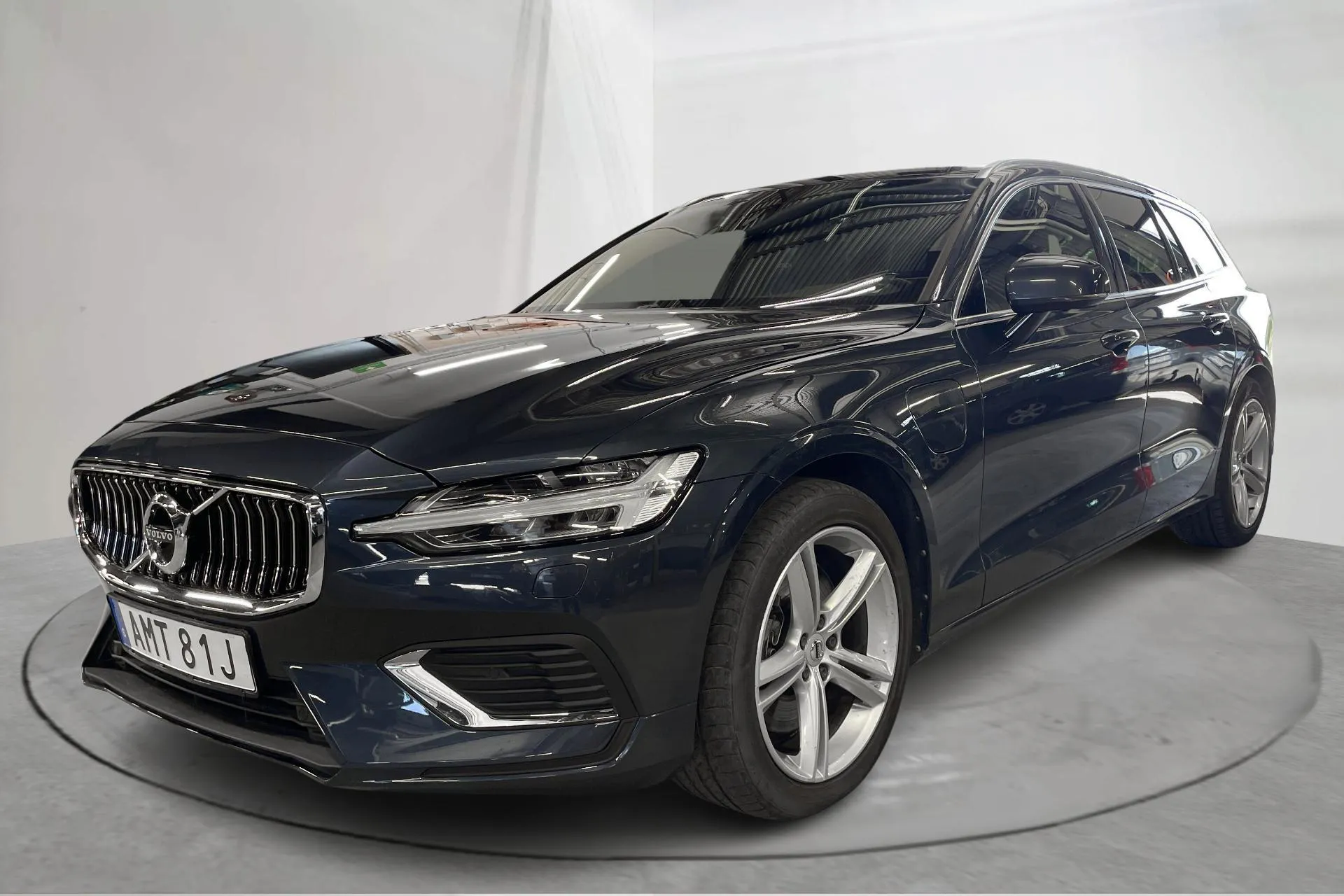 Presentation photo 1 of 20: Volvo V60 T6 AWD Twin Engine (340hk) - 81 410 km - Automatic - dark blue - 2021