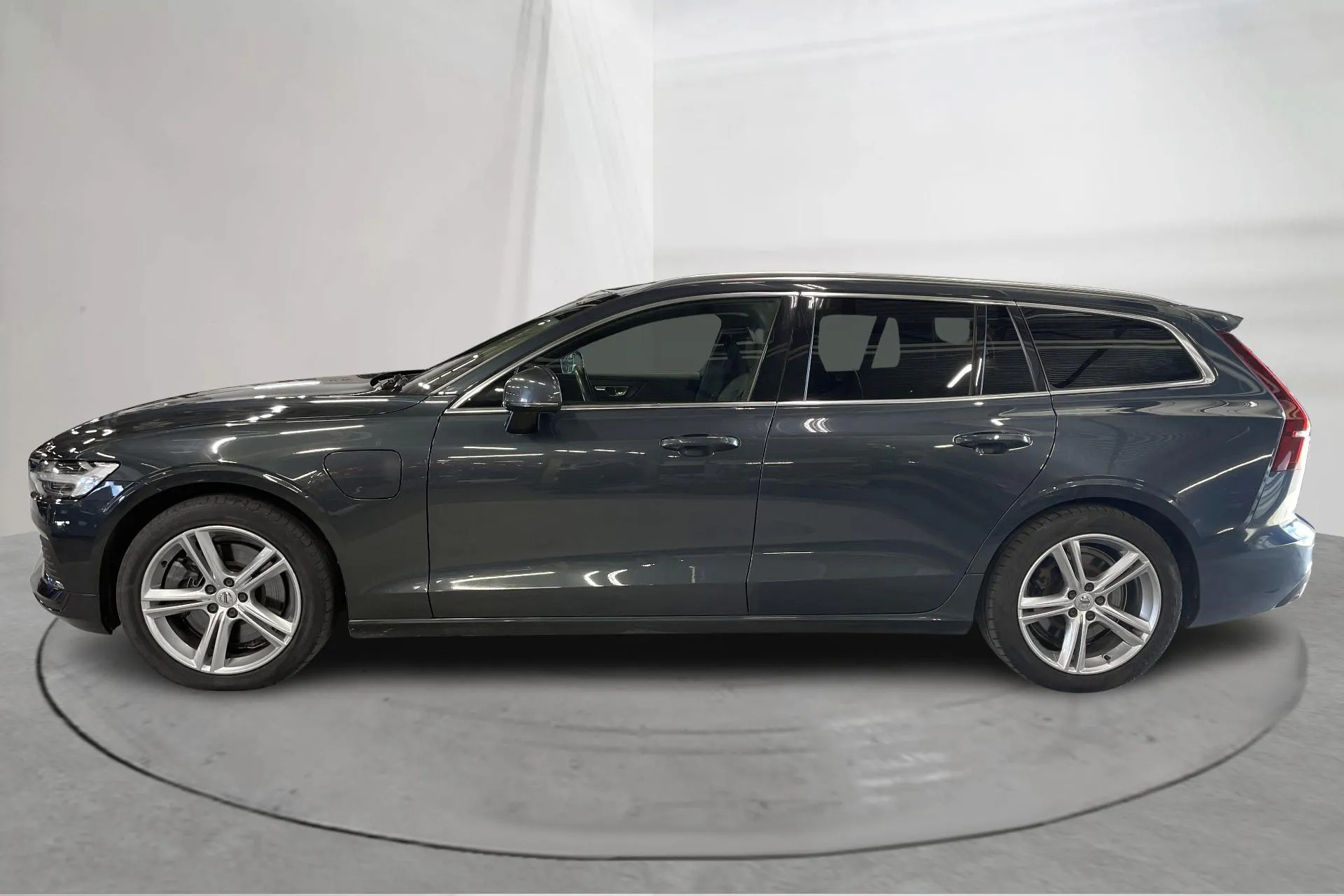 Presentation photo 2 of 20: Volvo V60 T6 AWD Twin Engine (340hk) - 81 410 km - Automatic - dark blue - 2021