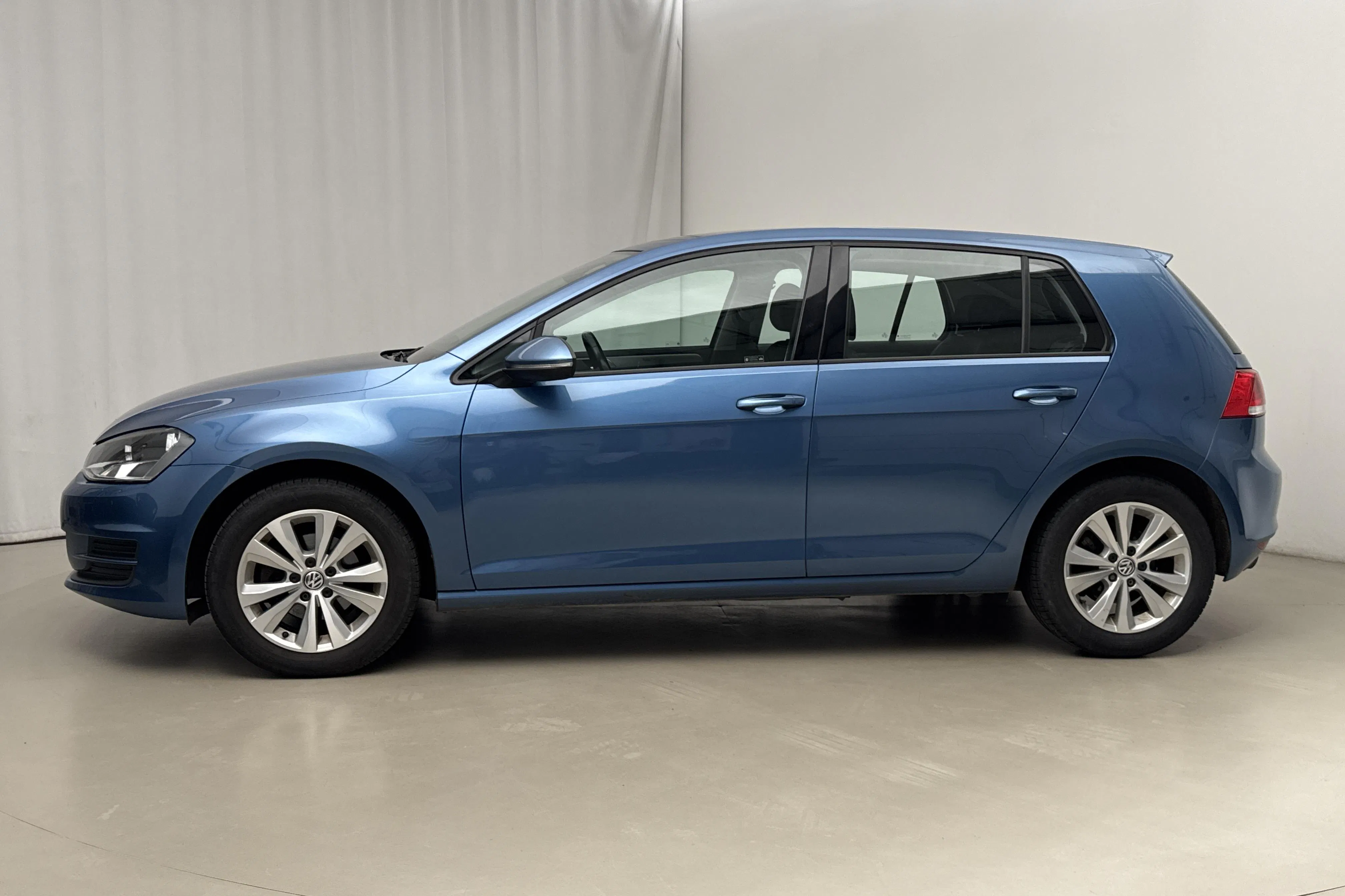 Presentationsfoto 2 av 17: VW Golf VII 1.2 TSI 5dr (110hk) - 8 964 mil - Automat - blå - 2016