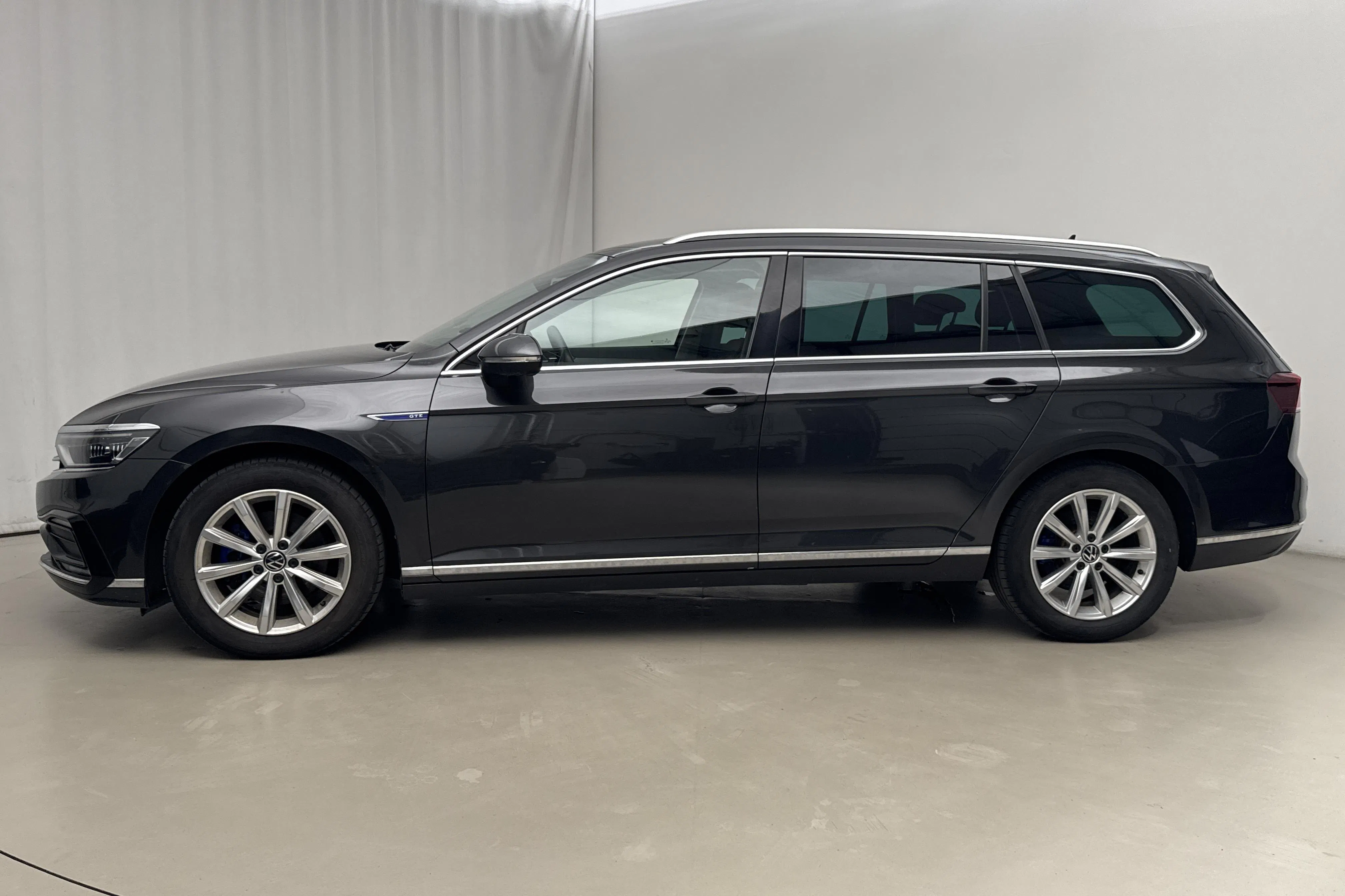 Presentationsfoto 2 av 21: VW Passat 1.4 GTE Sportscombi (218hk) - 7 868 mil - Automat - Mörkgrå - 2021
