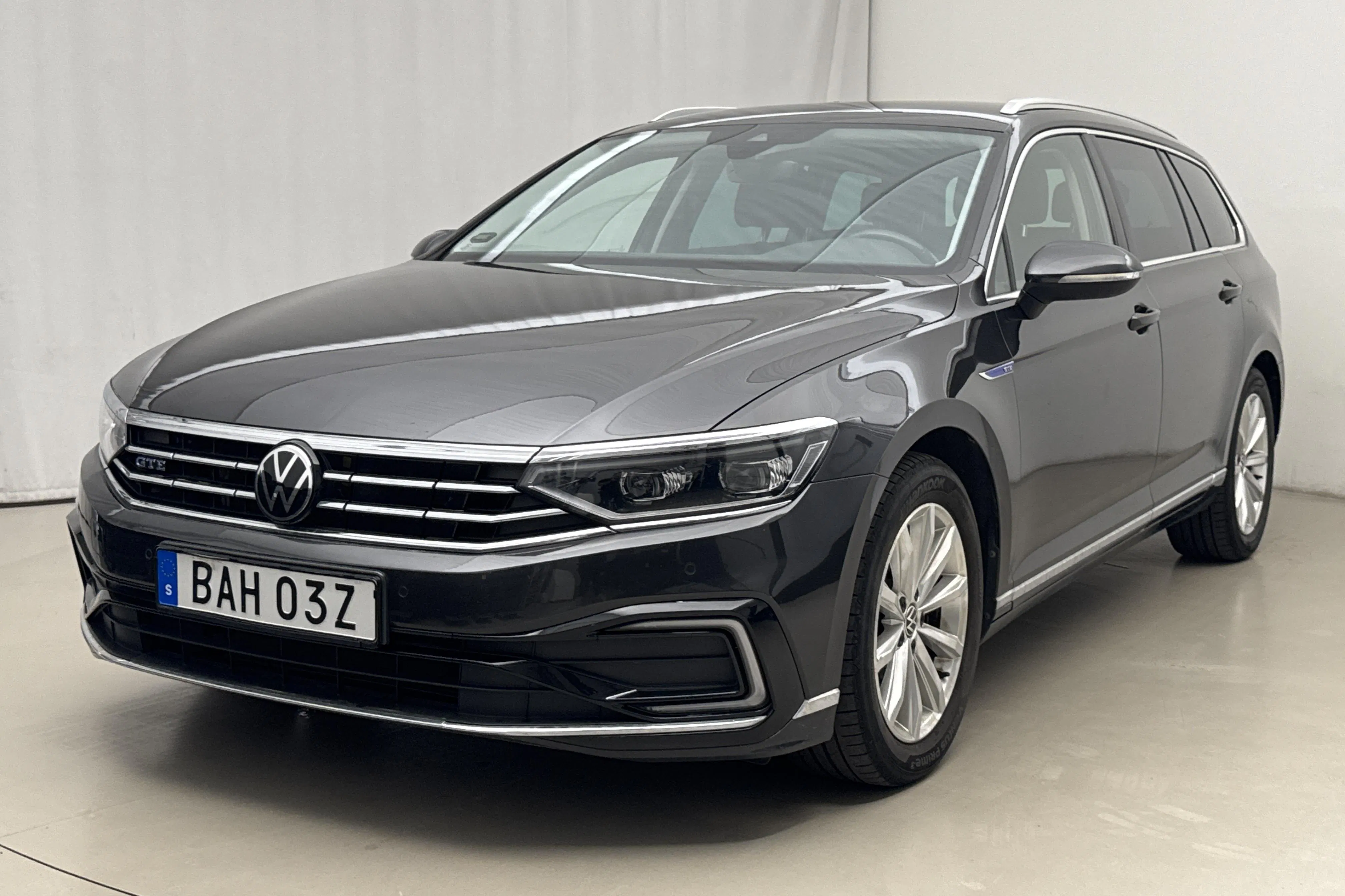 Presentationsfoto 1 av 21: VW Passat 1.4 GTE Sportscombi (218hk) - 7 868 mil - Automat - Mörkgrå - 2021