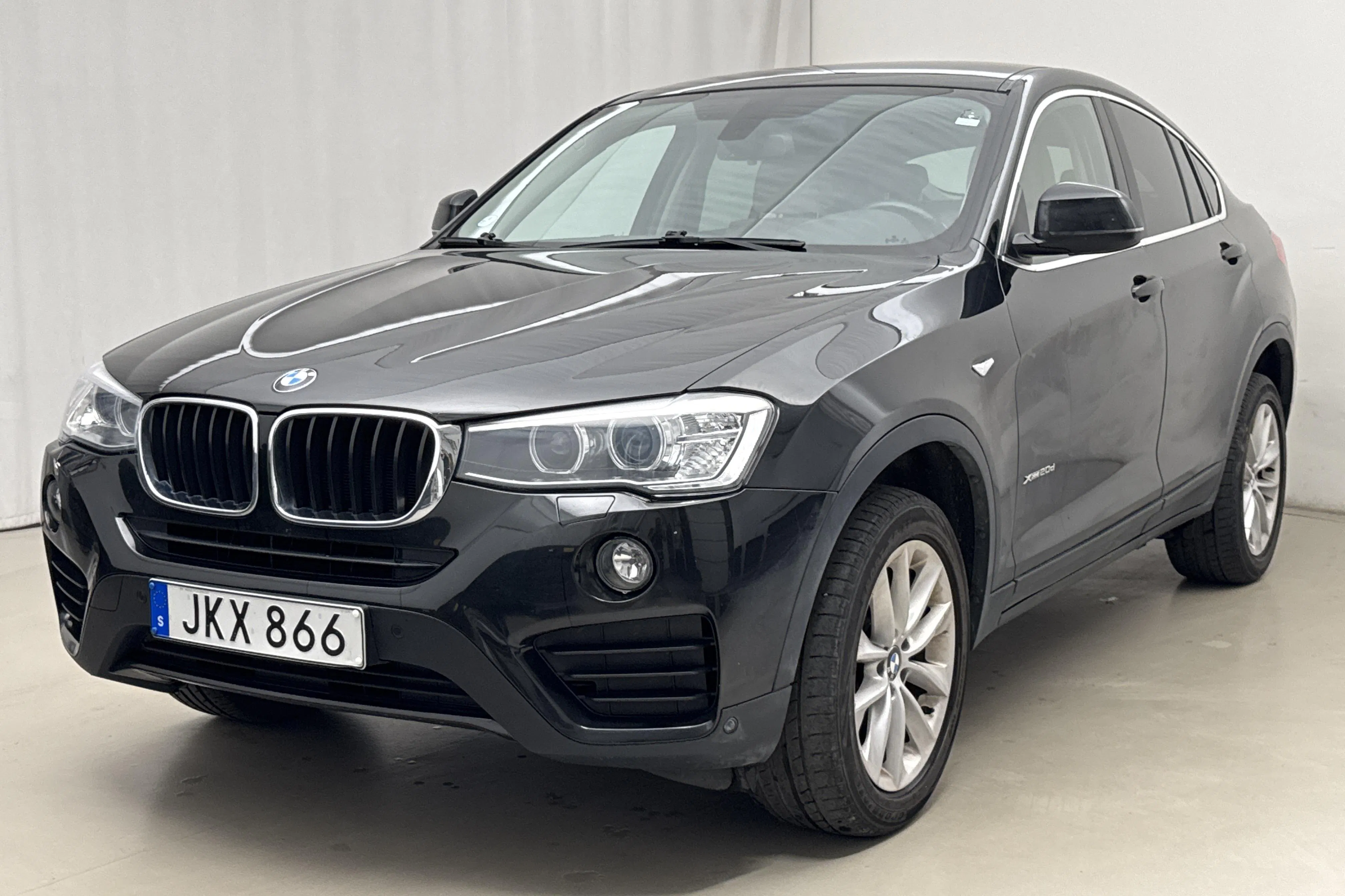 Presentationsfoto 1 av 16: BMW X4 xDrive 20d, F26 (190hk) - 14 957 mil - Automat - svart - 2016