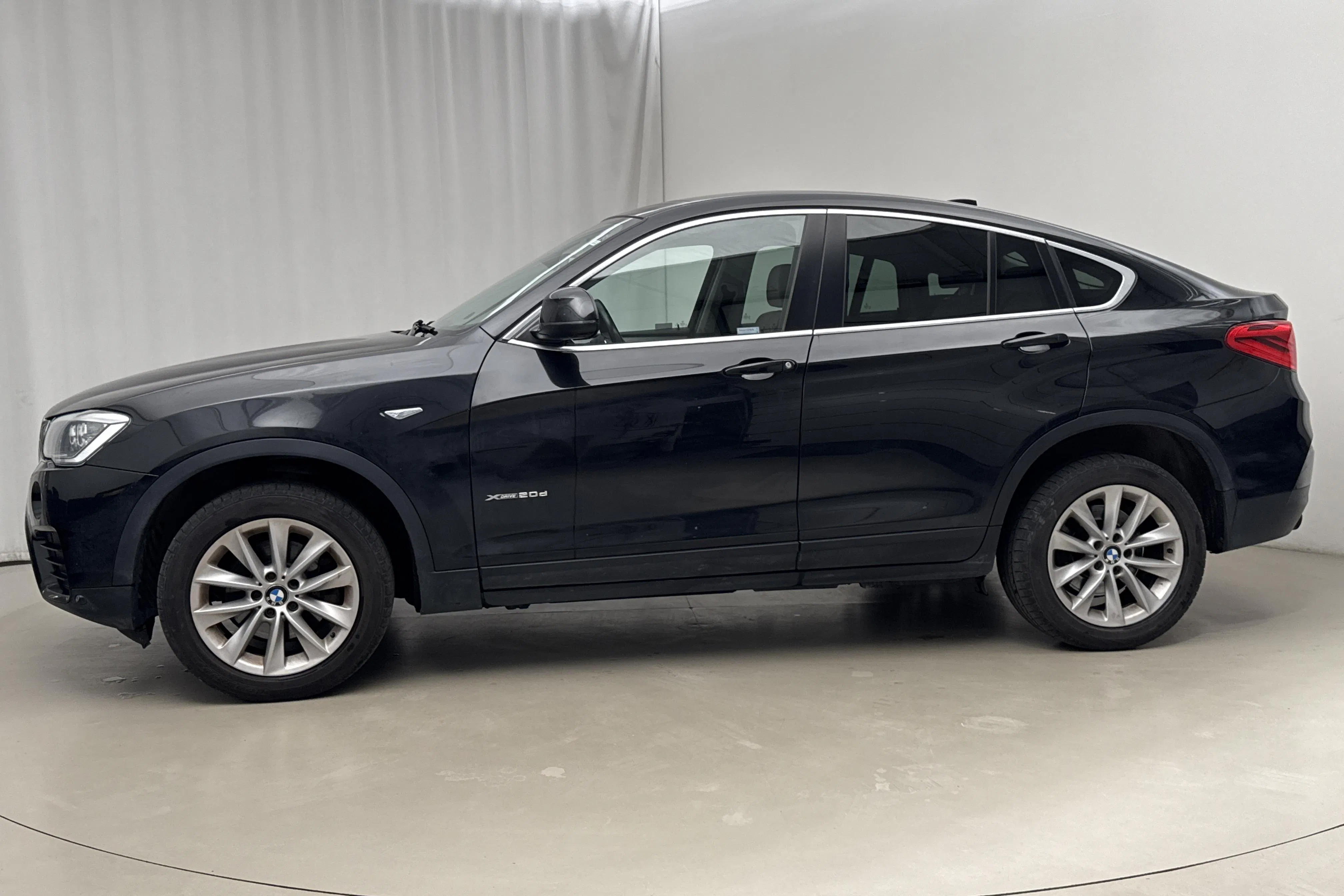 Presentationsfoto 2 av 16: BMW X4 xDrive 20d, F26 (190hk) - 14 957 mil - Automat - svart - 2016