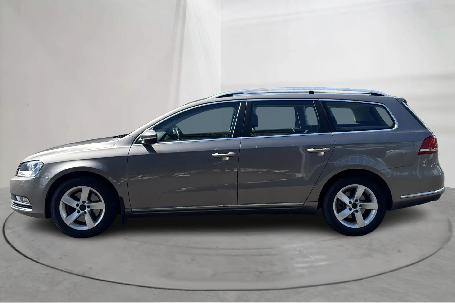 Presentationsfoto 2 av 13: VW Passat 2.0 TDI BlueMotion Technology Variant (140hk) - 5 510 mil - Manuell - Ljusbrun - 2011