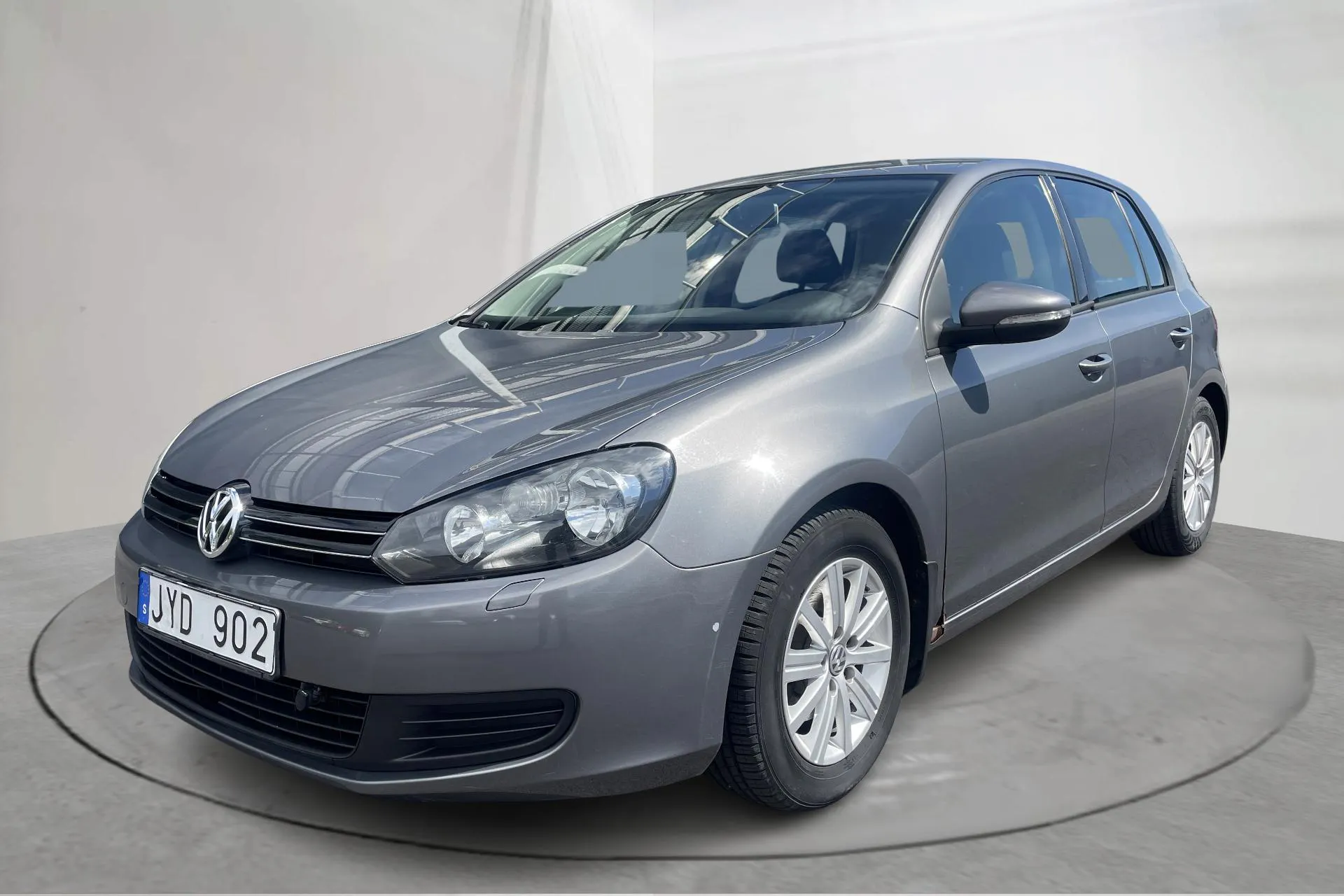 Presentationsfoto 1 av 12: VW Golf VI 1.6 TDI BlueMotion Technology 5dr (105hk) - 10 139 mil - Manuell - grå - 2010
