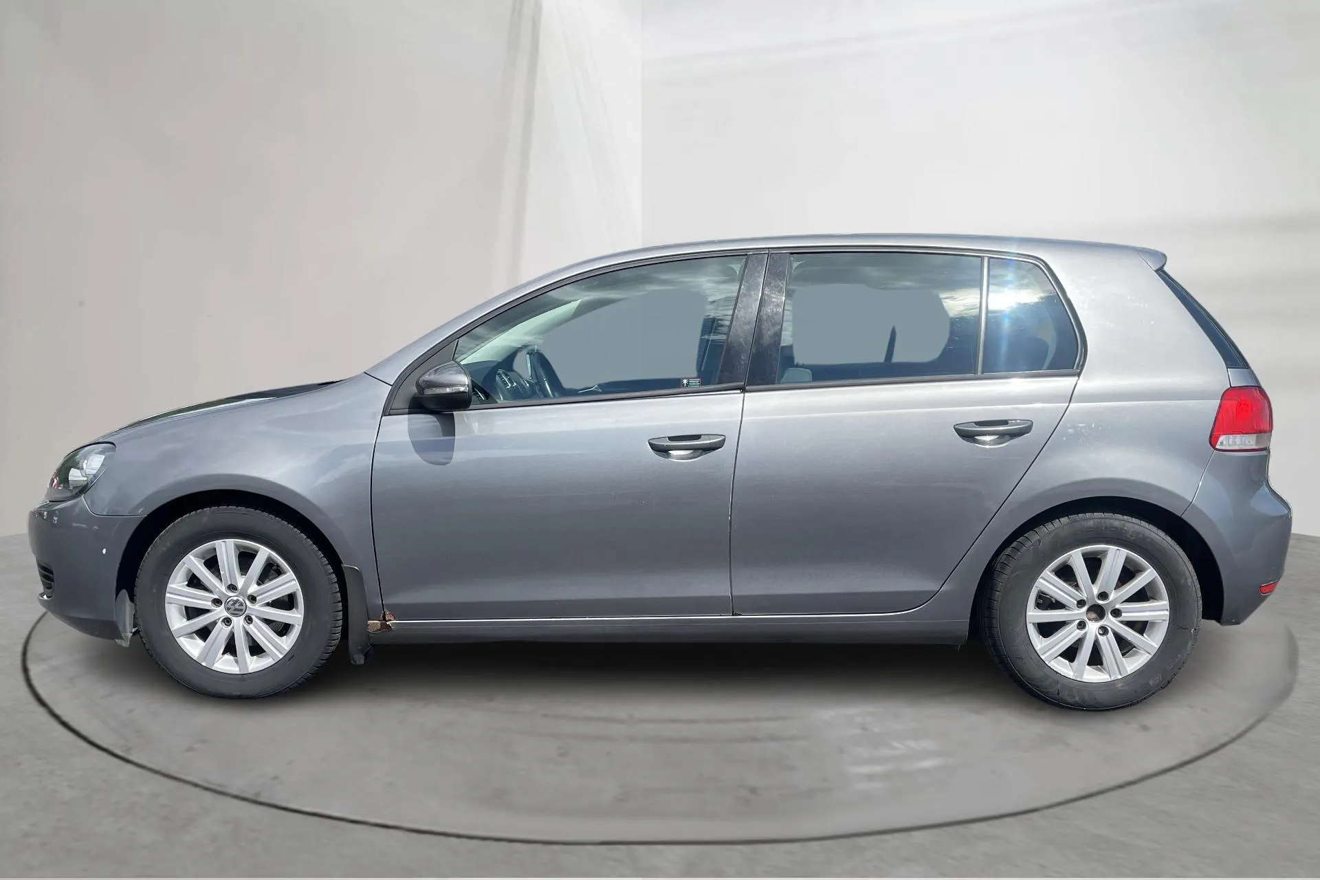 Presentationsfoto 2 av 12: VW Golf VI 1.6 TDI BlueMotion Technology 5dr (105hk) - 10 139 mil - Manuell - grå - 2010