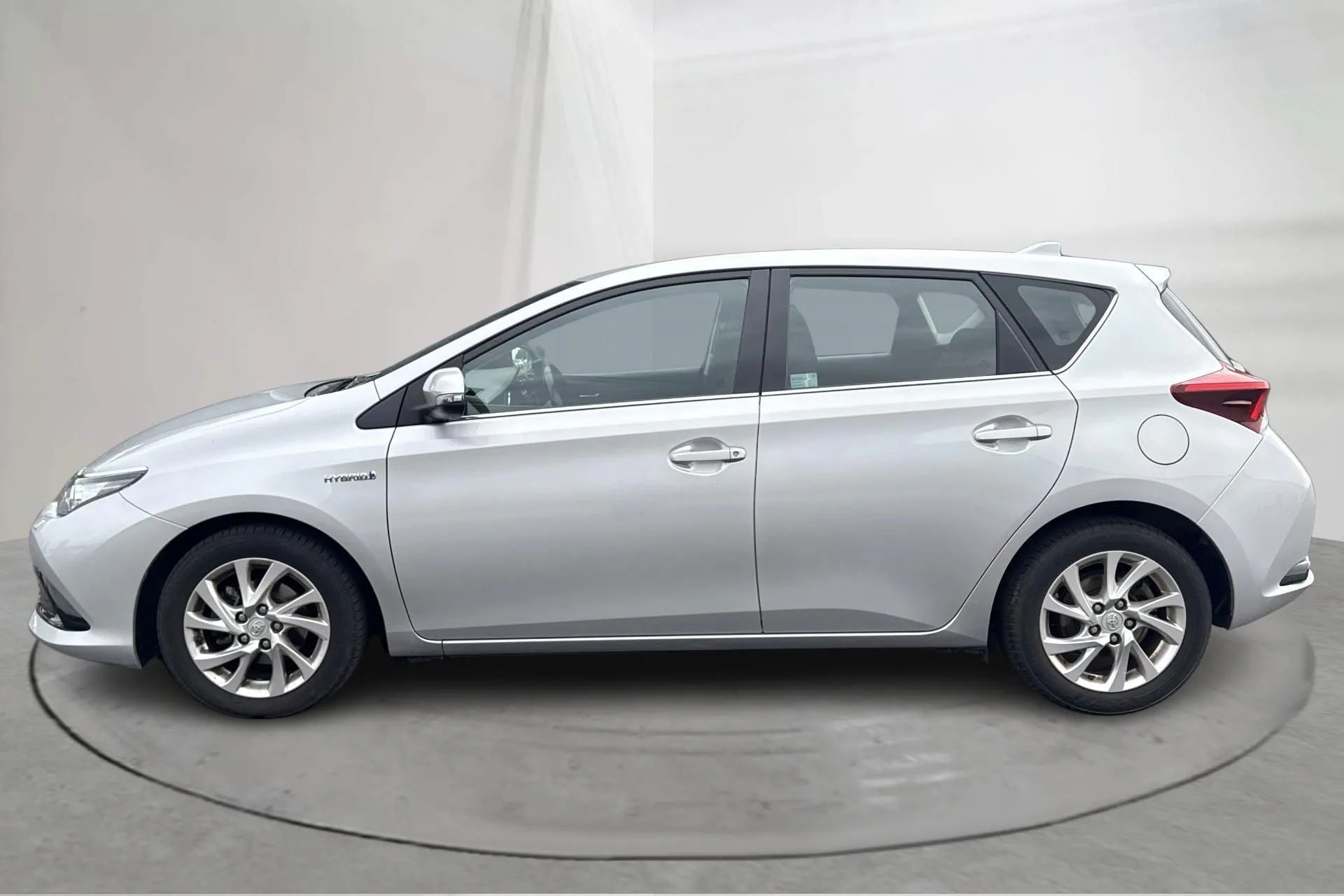 Presentationsfoto 2 av 14: Toyota Auris 1.8 HSD 5dr (99hk) - 7 029 mil - Automat - silver - 2018