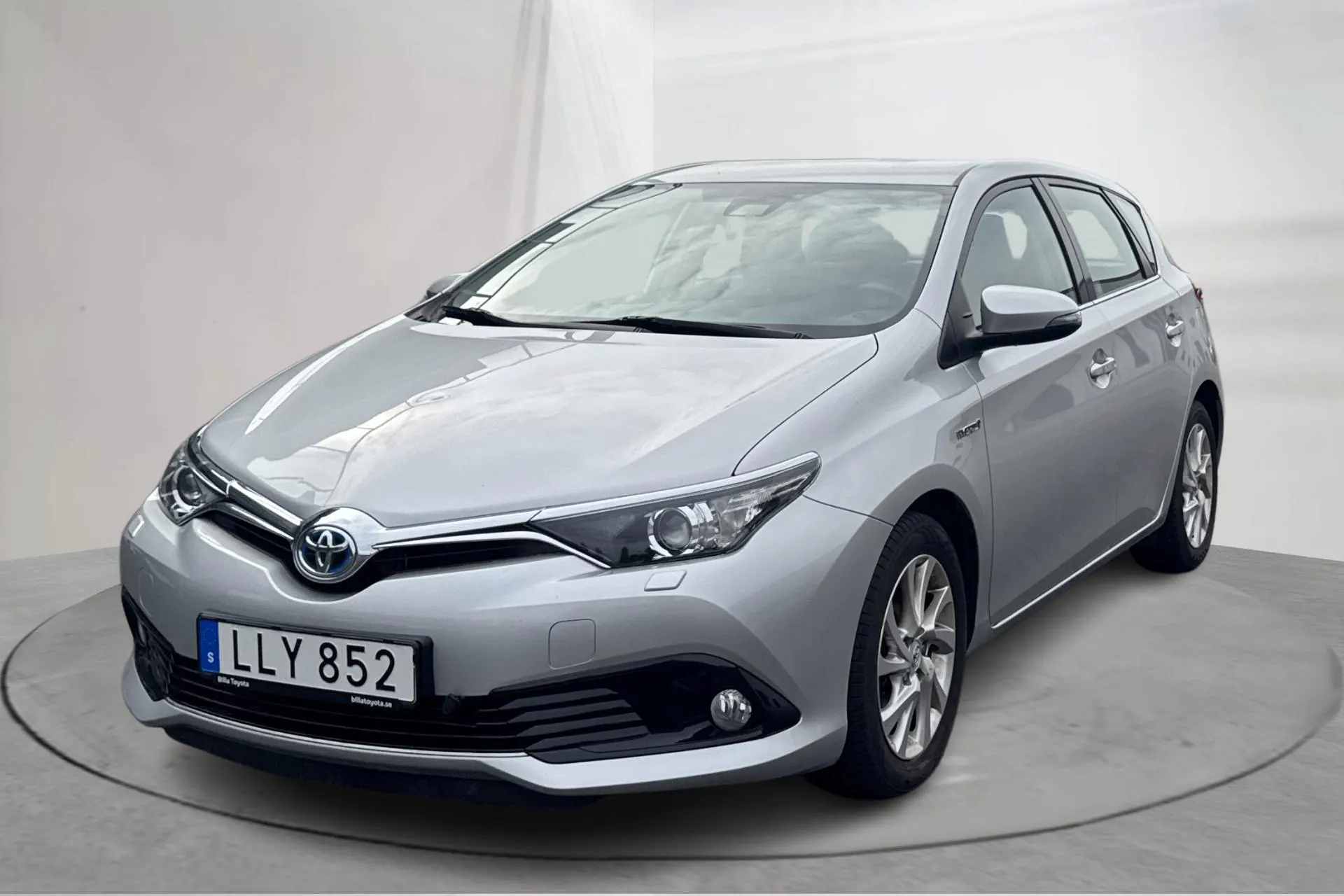 Presentationsfoto 1 av 14: Toyota Auris 1.8 HSD 5dr (99hk) - 7 029 mil - Automat - silver - 2018