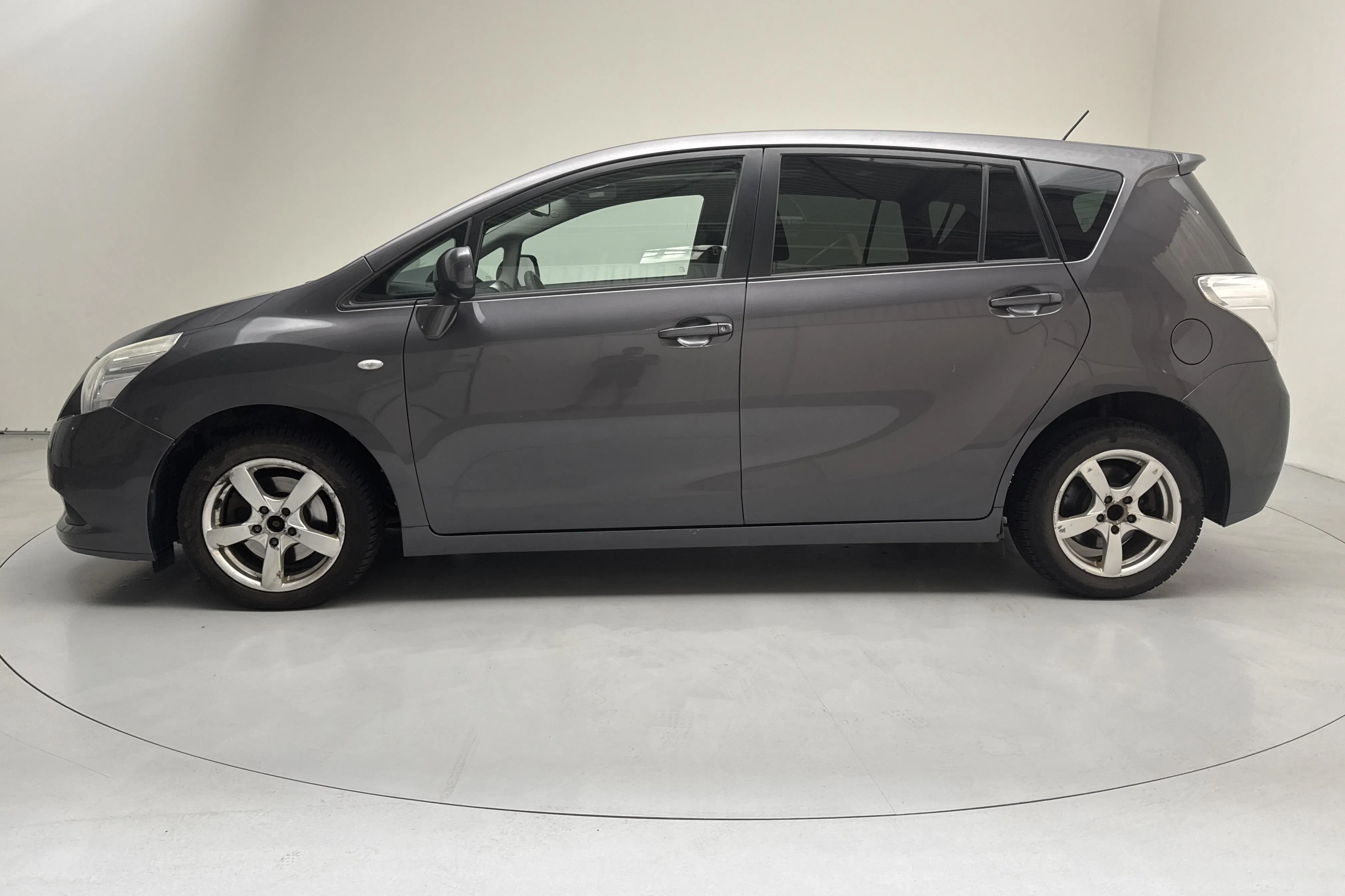 Presentation photo 2 of 16: Toyota Verso 2.0 D-4D DPF (126hk) - 199 100 km - Manual - dark grey - 2010