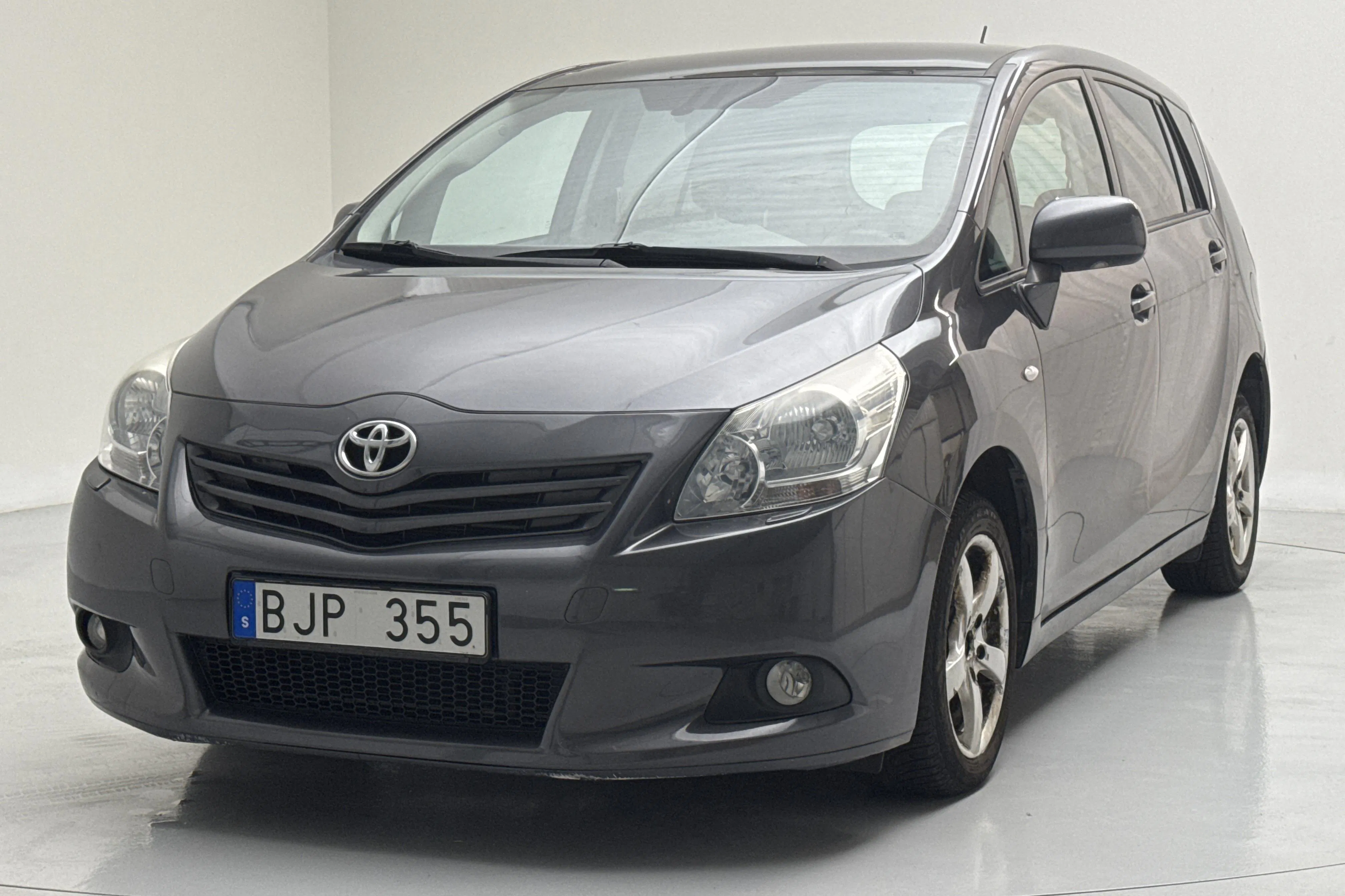 Presentation photo 1 of 16: Toyota Verso 2.0 D-4D DPF (126hk) - 199 100 km - Manual - dark grey - 2010
