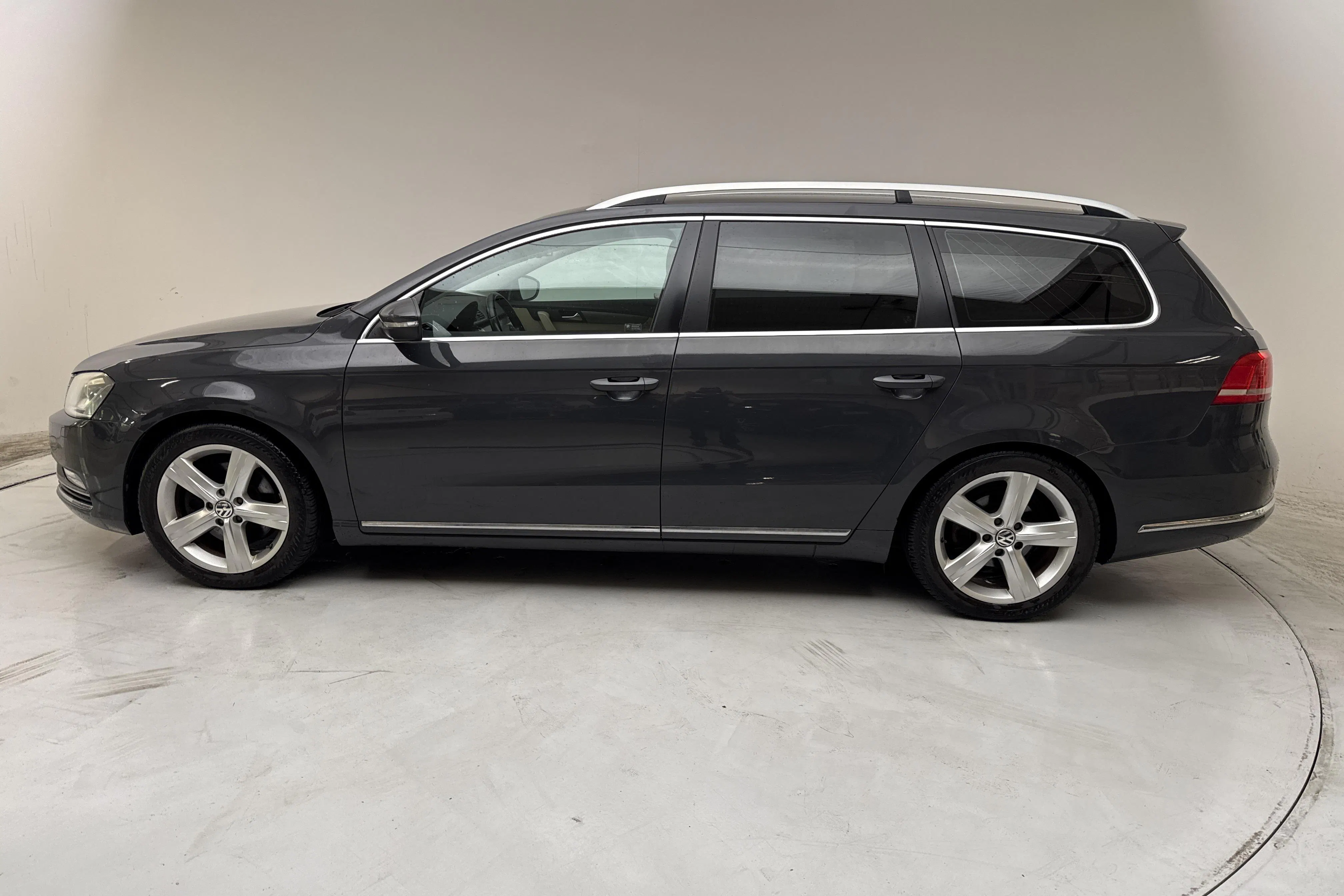 Presentationsfoto 2 av 14: VW Passat 1.4 TSI EcoFuel Variant (150hk) - 17 767 mil - Manuell - Mörkgrå - 2011