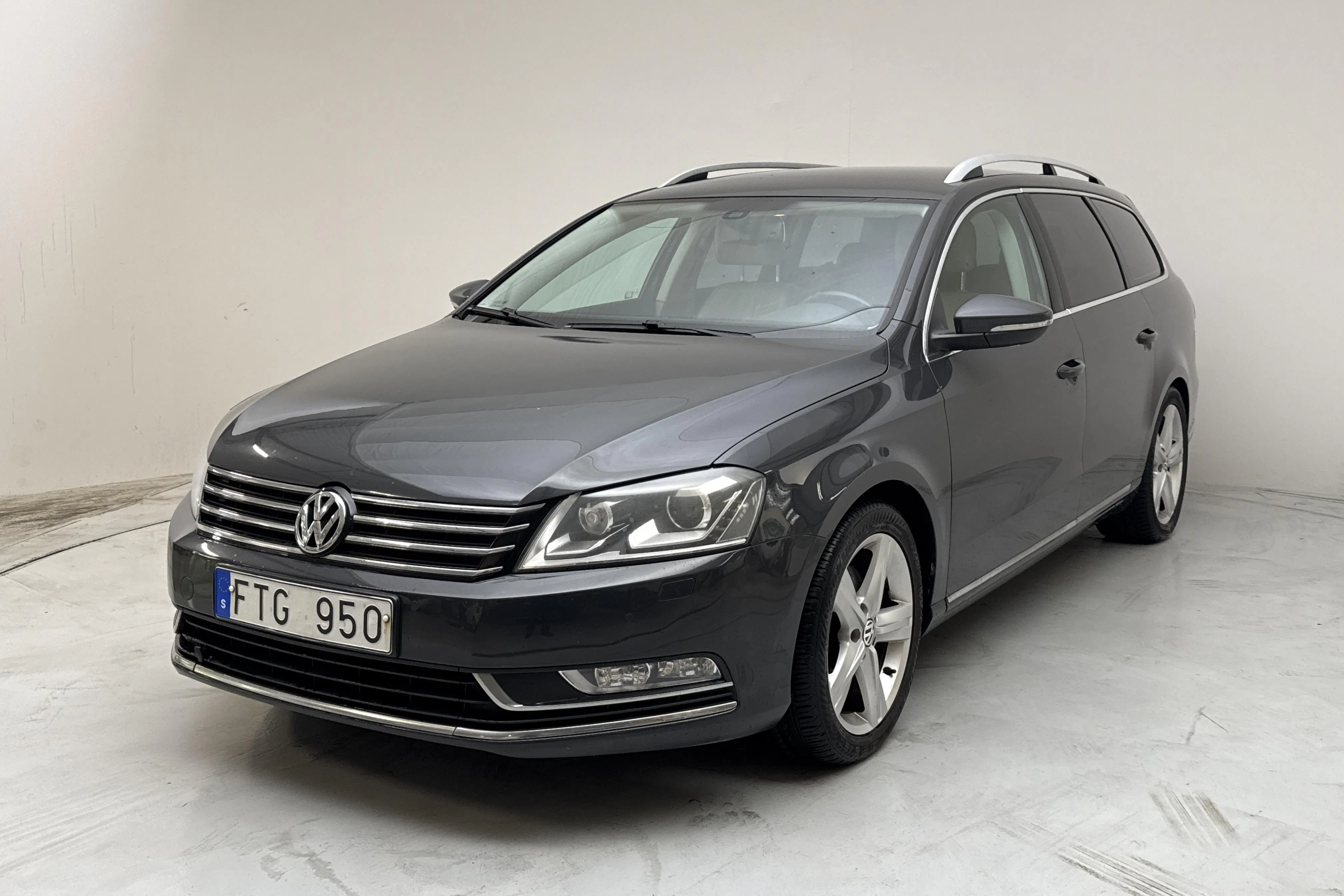 Presentationsfoto 1 av 14: VW Passat 1.4 TSI EcoFuel Variant (150hk) - 17 767 mil - Manuell - Mörkgrå - 2011