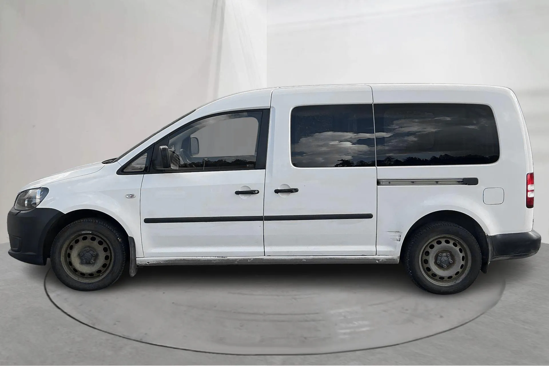Presentationsfoto 2 av 14: VW Caddy 2.0 Ecofuel Maxi Skåp (109hk) - 17 406 mil - Manuell - vit - 2011