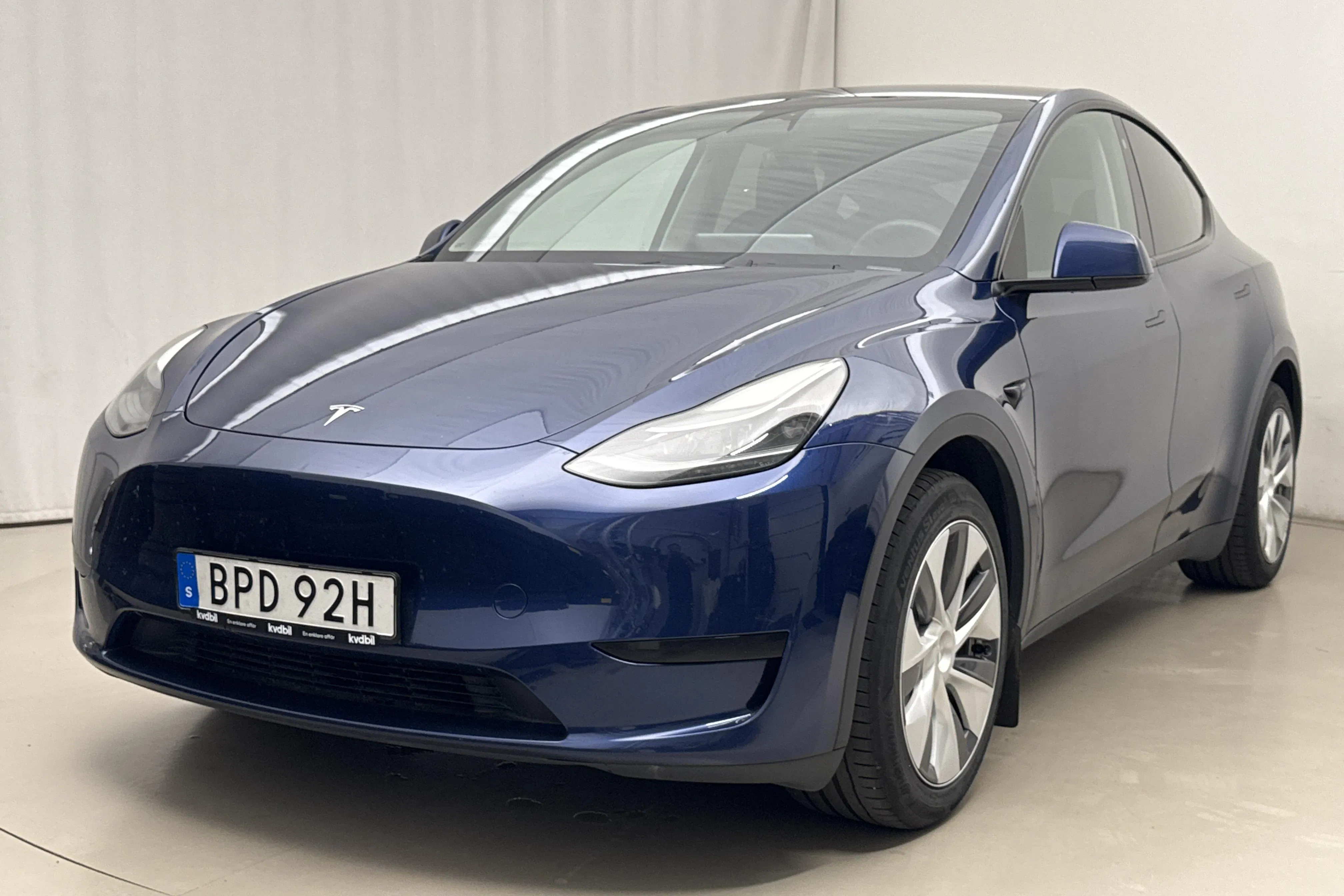 Presentationsfoto 1 av 23: Tesla Model Y RWD - 8 179 mil - Automat - blå - 2023