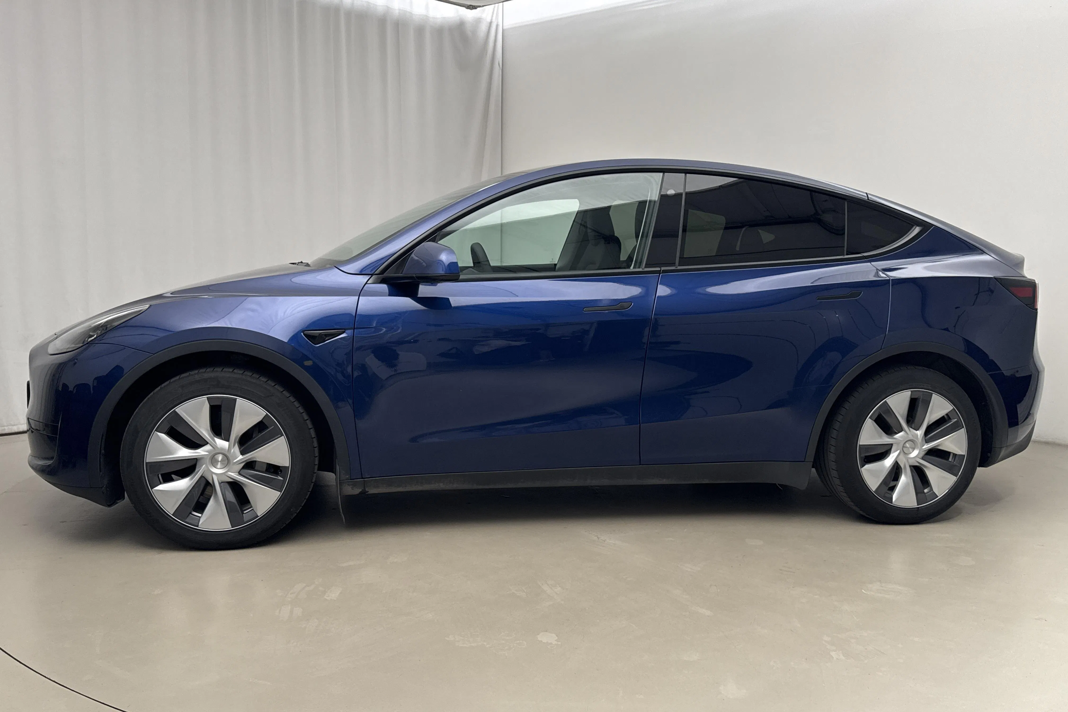 Presentationsfoto 2 av 23: Tesla Model Y RWD - 8 179 mil - Automat - blå - 2023