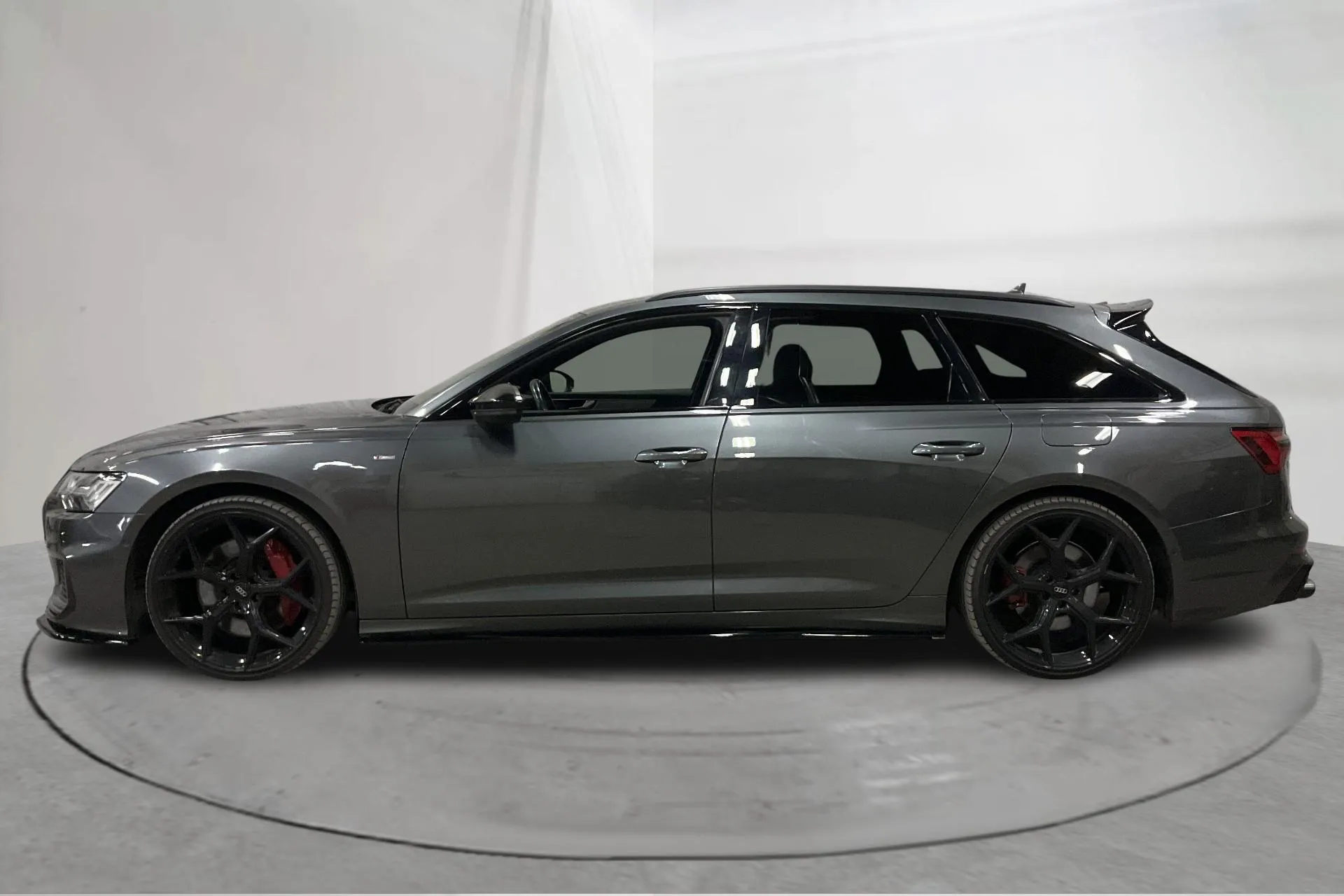 Presentationsfoto 2 av 26: Audi A6 Avant 55 TFSI e quattro (367hk) - 12 731 mil - Automat - grå - 2021