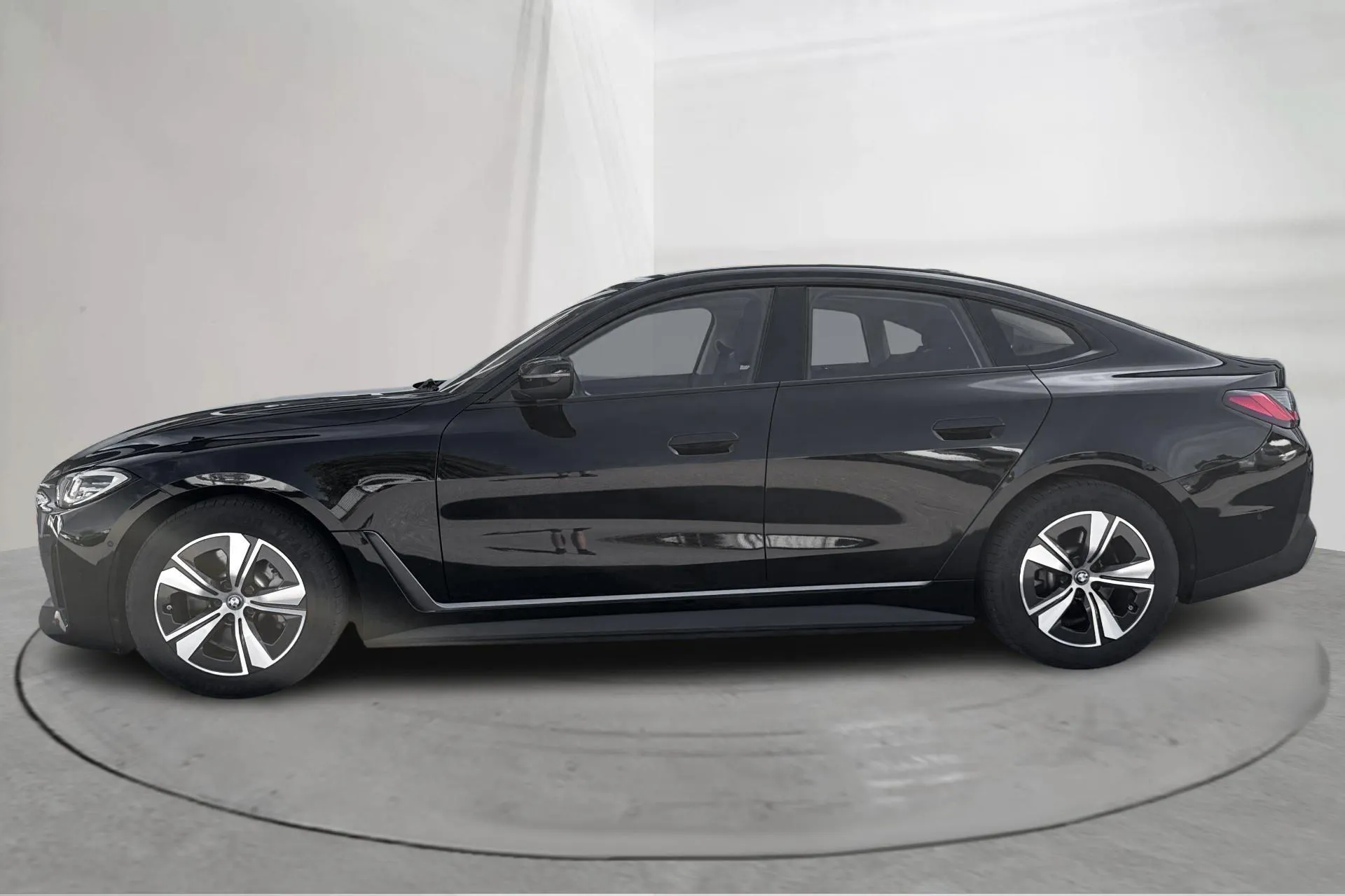Presentationsfoto 2 av 19: BMW i4 eDrive40, G26 (340hk) - 10 625 mil - Automat - svart - 2023