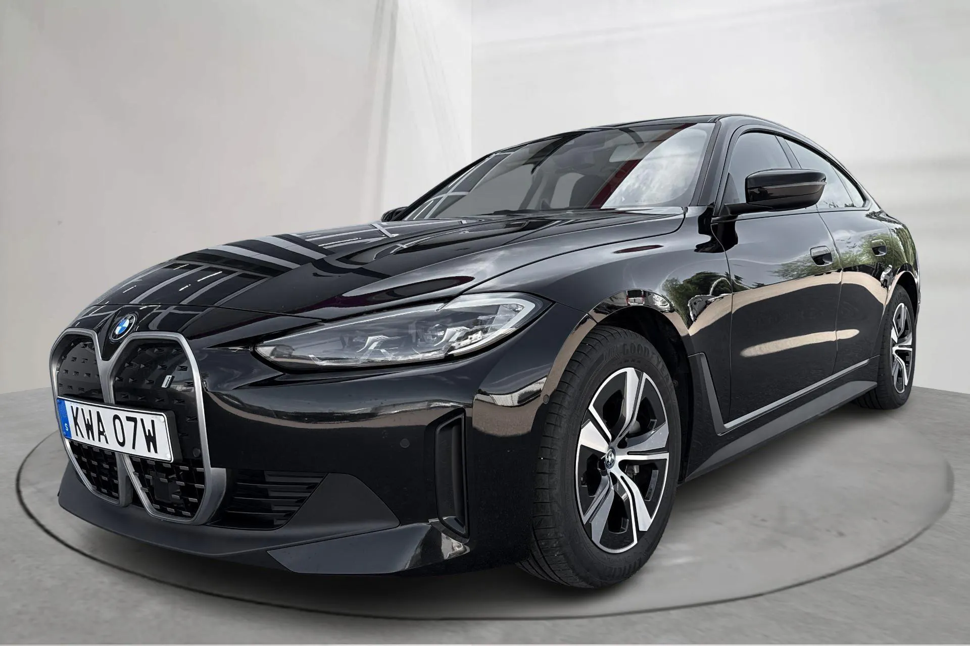 Presentationsfoto 1 av 19: BMW i4 eDrive40, G26 (340hk) - 10 625 mil - Automat - svart - 2023