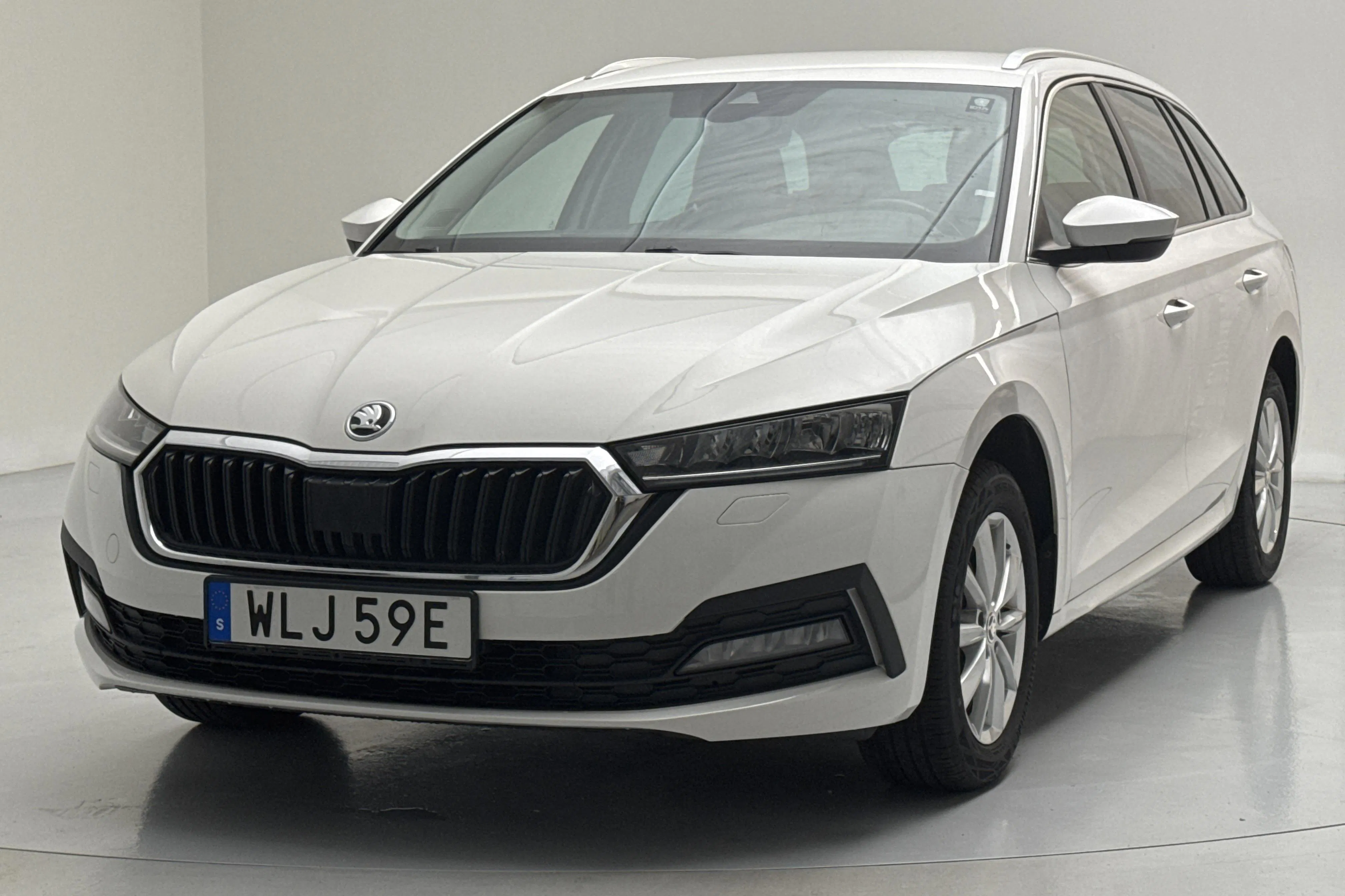 Presentationsfoto 1 av 14: Skoda Octavia G-TEC 1.5 TSI Combi (130hk) - 18 987 mil - Automat - vit - 2022