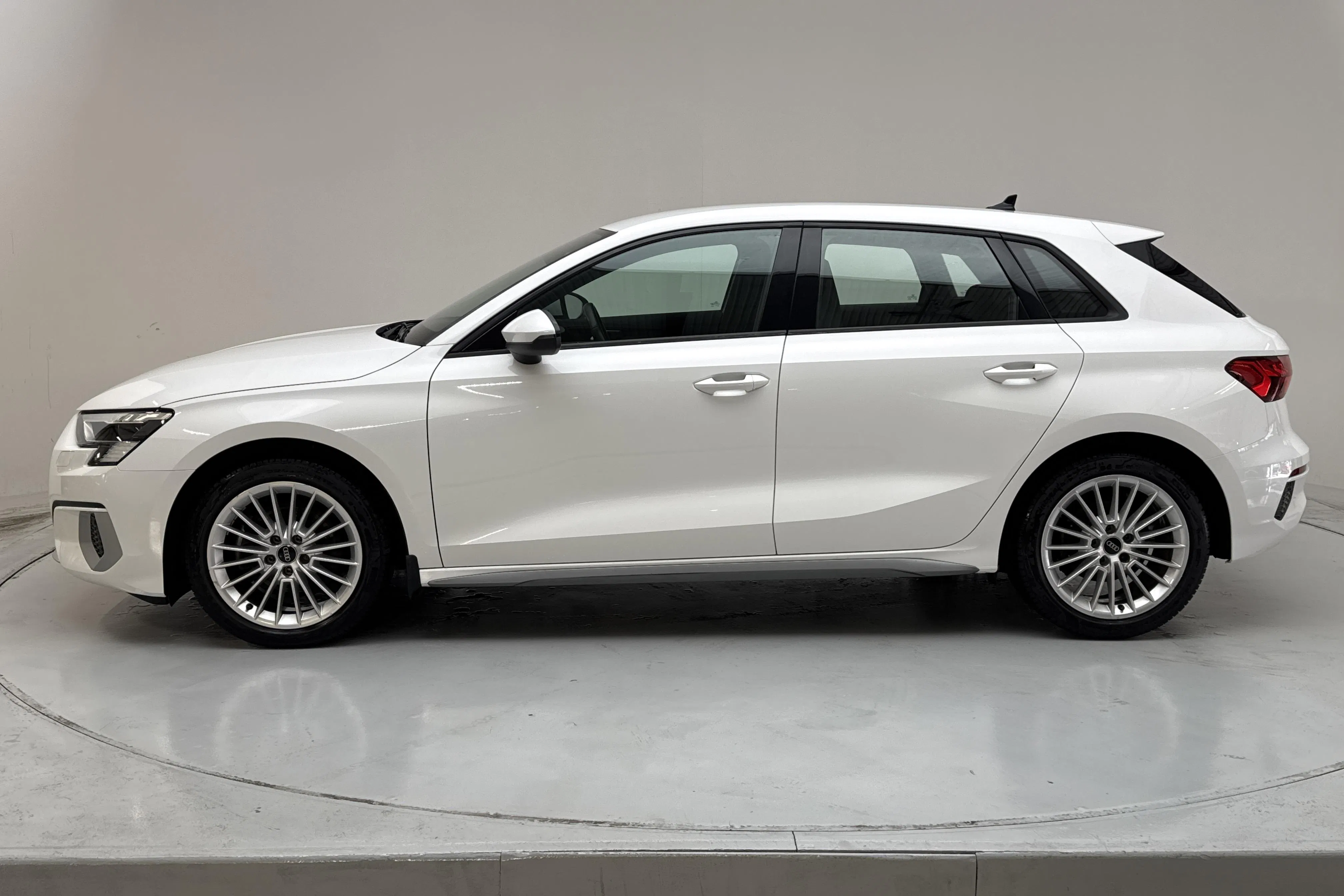 Presentation photo 2 of 13: Audi A3 Sportback 35 TFSI (150hk) - 32 180 km - Automatic - white - 2021