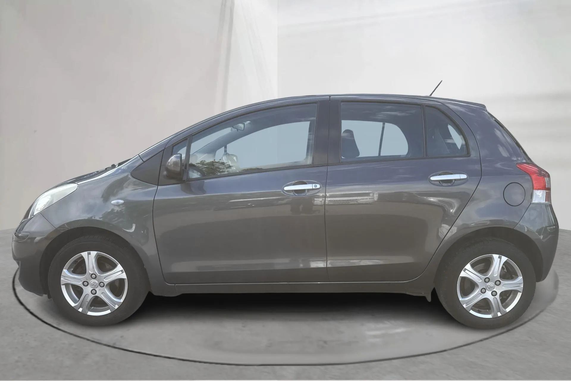 Presentationsfoto 2 av 14: Toyota Yaris 1.33 5dr (100hk) - 17 611 mil - Manuell - Mörkgrå - 2011