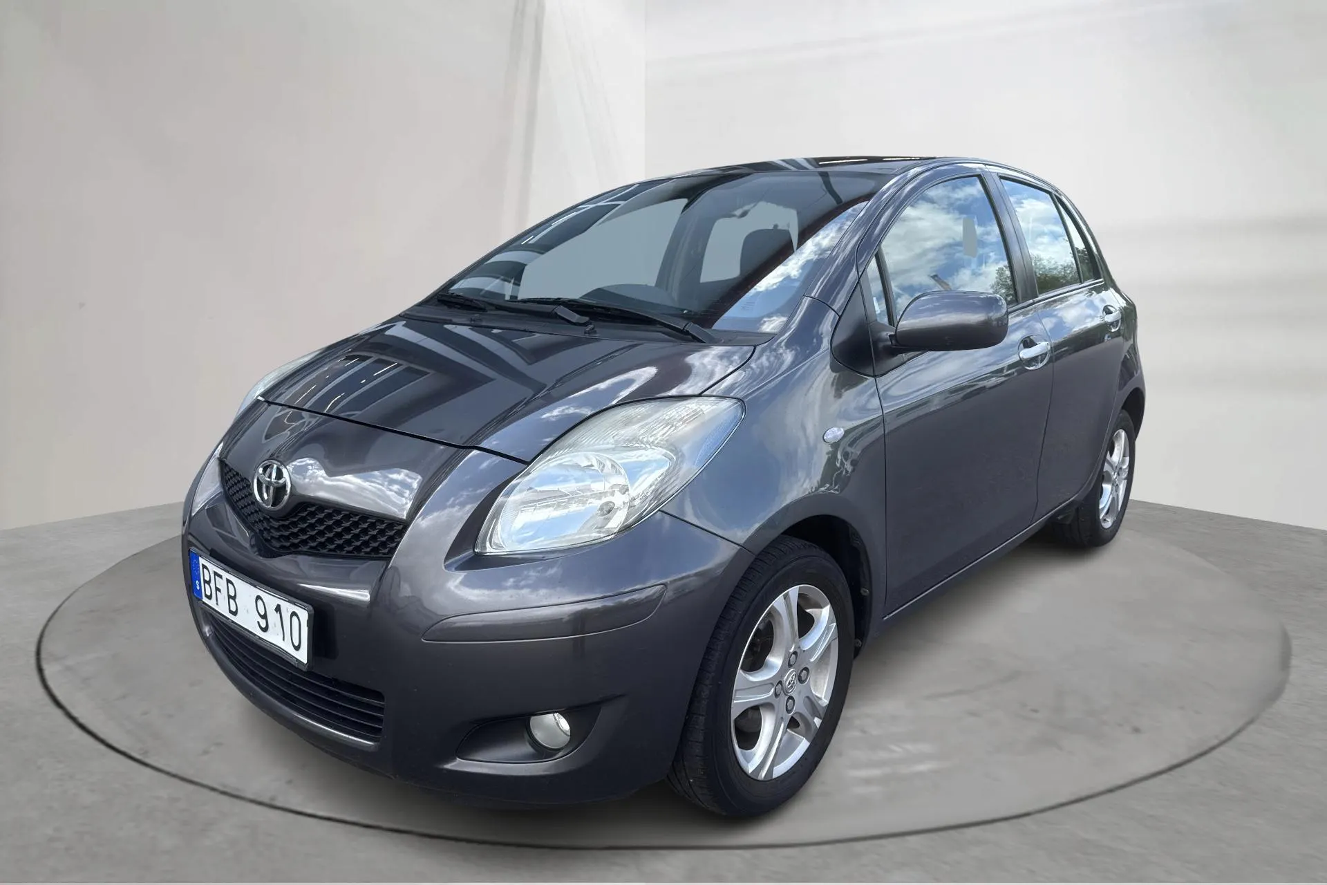 Presentationsfoto 1 av 14: Toyota Yaris 1.33 5dr (100hk) - 17 611 mil - Manuell - Mörkgrå - 2011