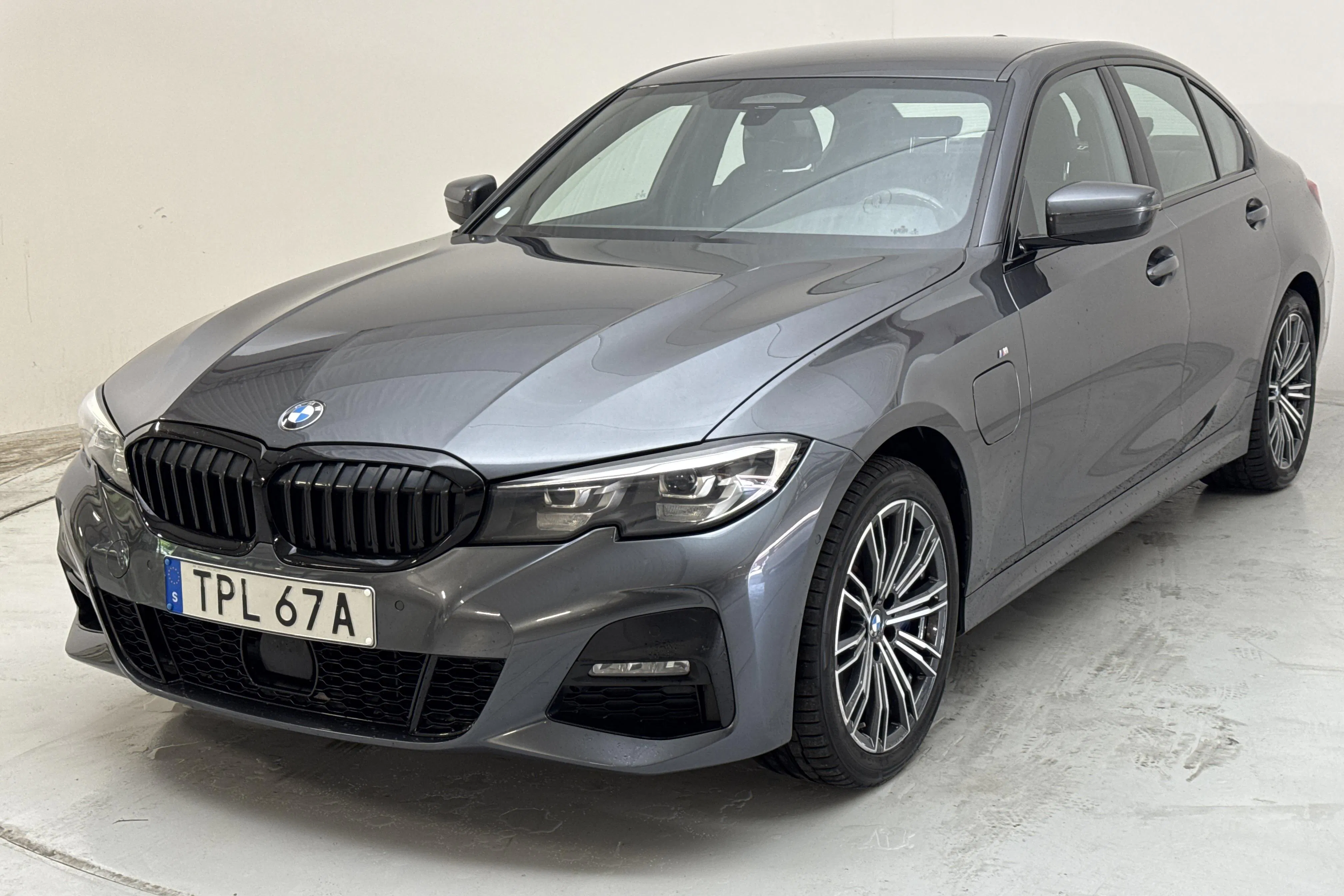 Presentationsfoto 1 av 17: BMW 330e Sedan, G20 (292hk) - 17 769 mil - Automat - grå - 2020