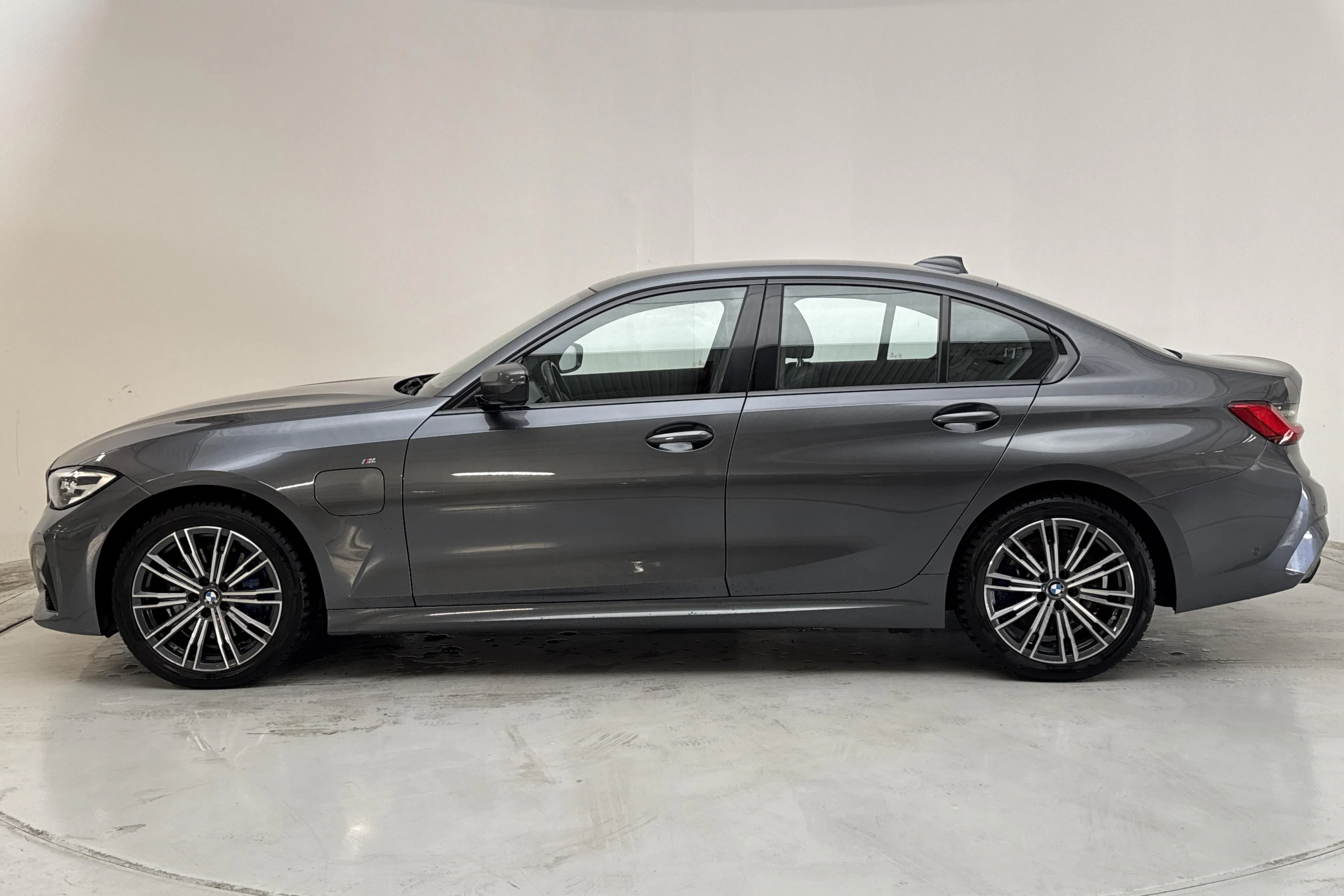 Presentationsfoto 2 av 17: BMW 330e Sedan, G20 (292hk) - 17 769 mil - Automat - grå - 2020