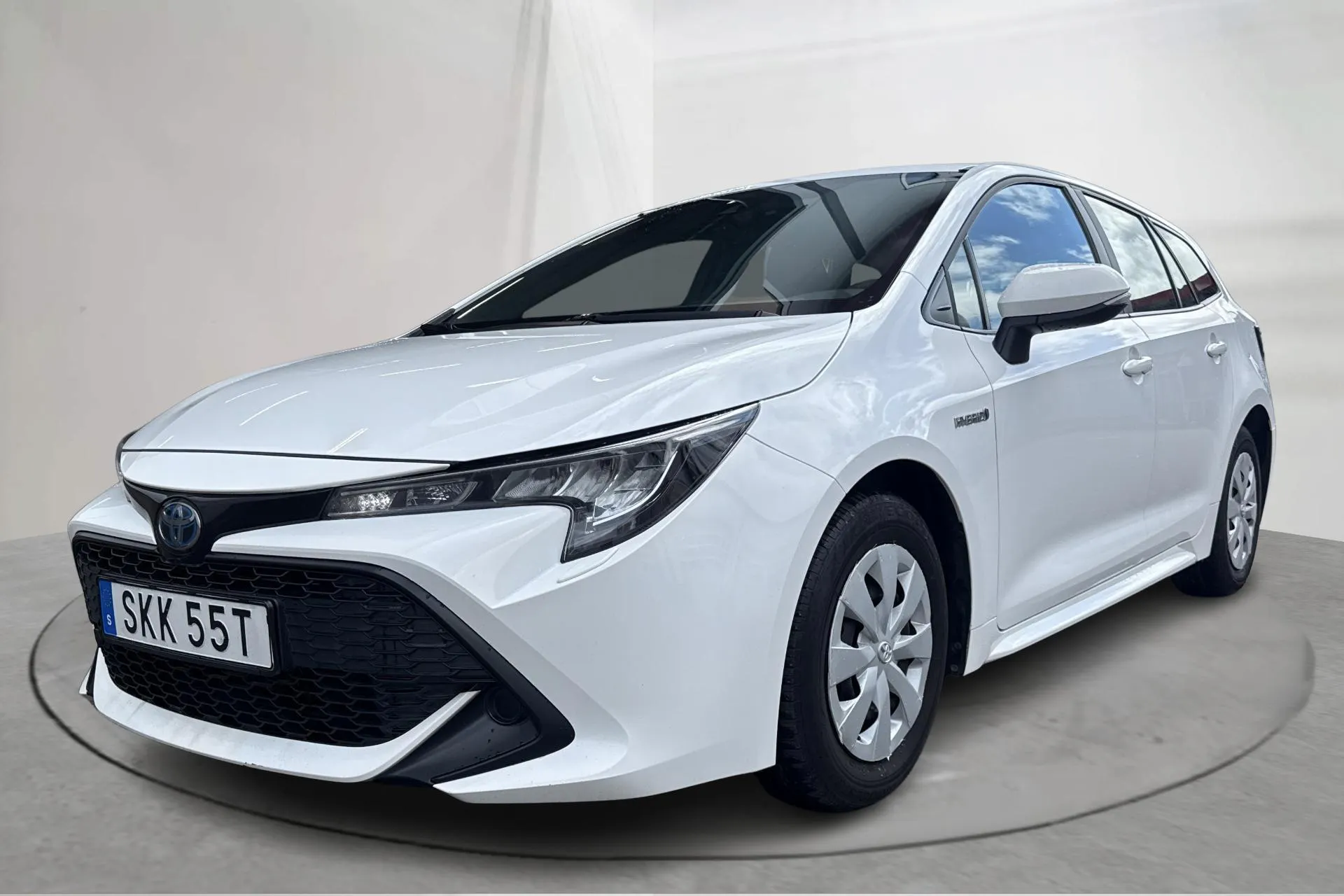 Presentationsfoto 1 av 15: Toyota Corolla 1.8 Hybrid Touring Sports (122hk) - 13 272 mil - Automat - vit - 2020