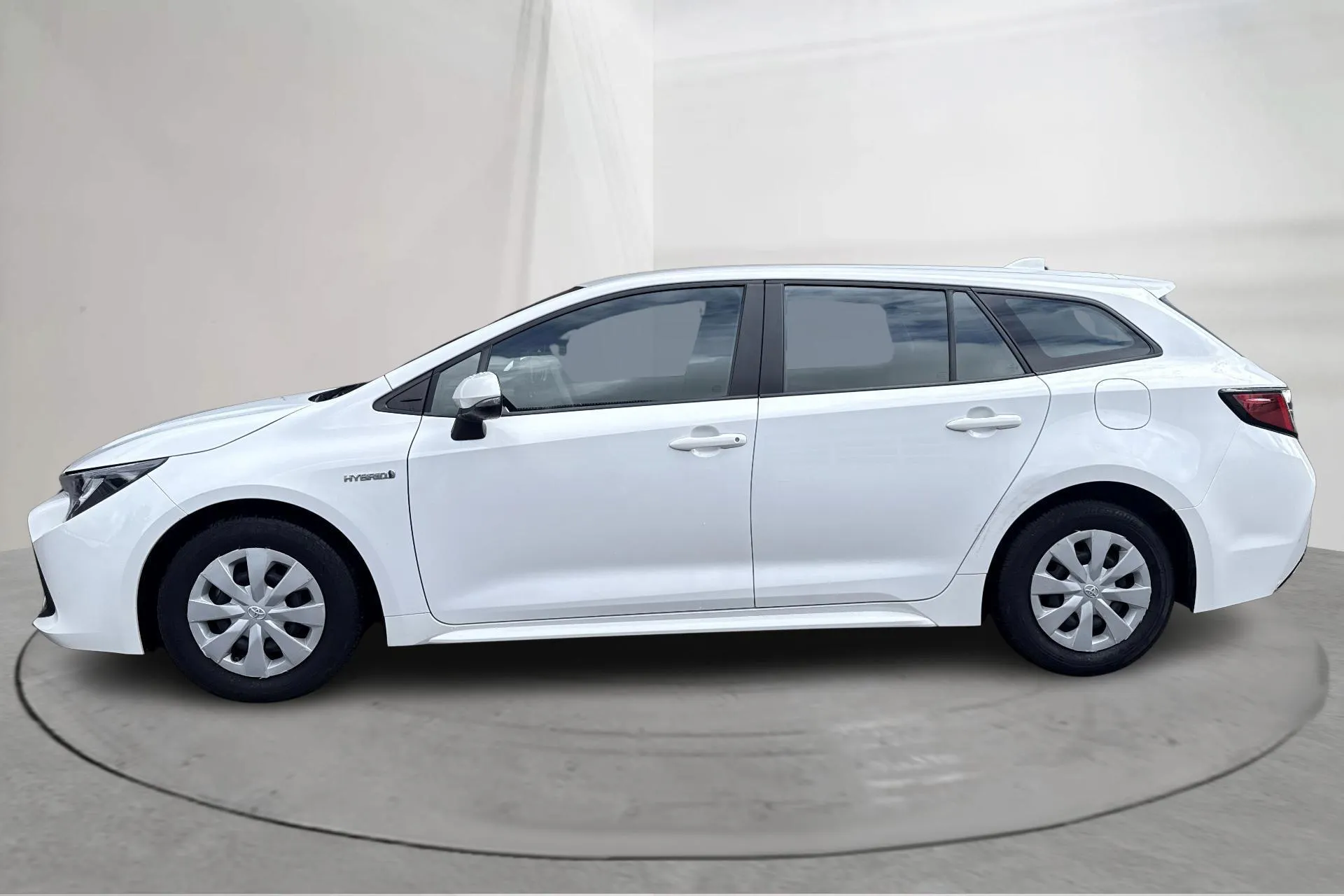 Presentationsfoto 2 av 15: Toyota Corolla 1.8 Hybrid Touring Sports (122hk) - 13 272 mil - Automat - vit - 2020