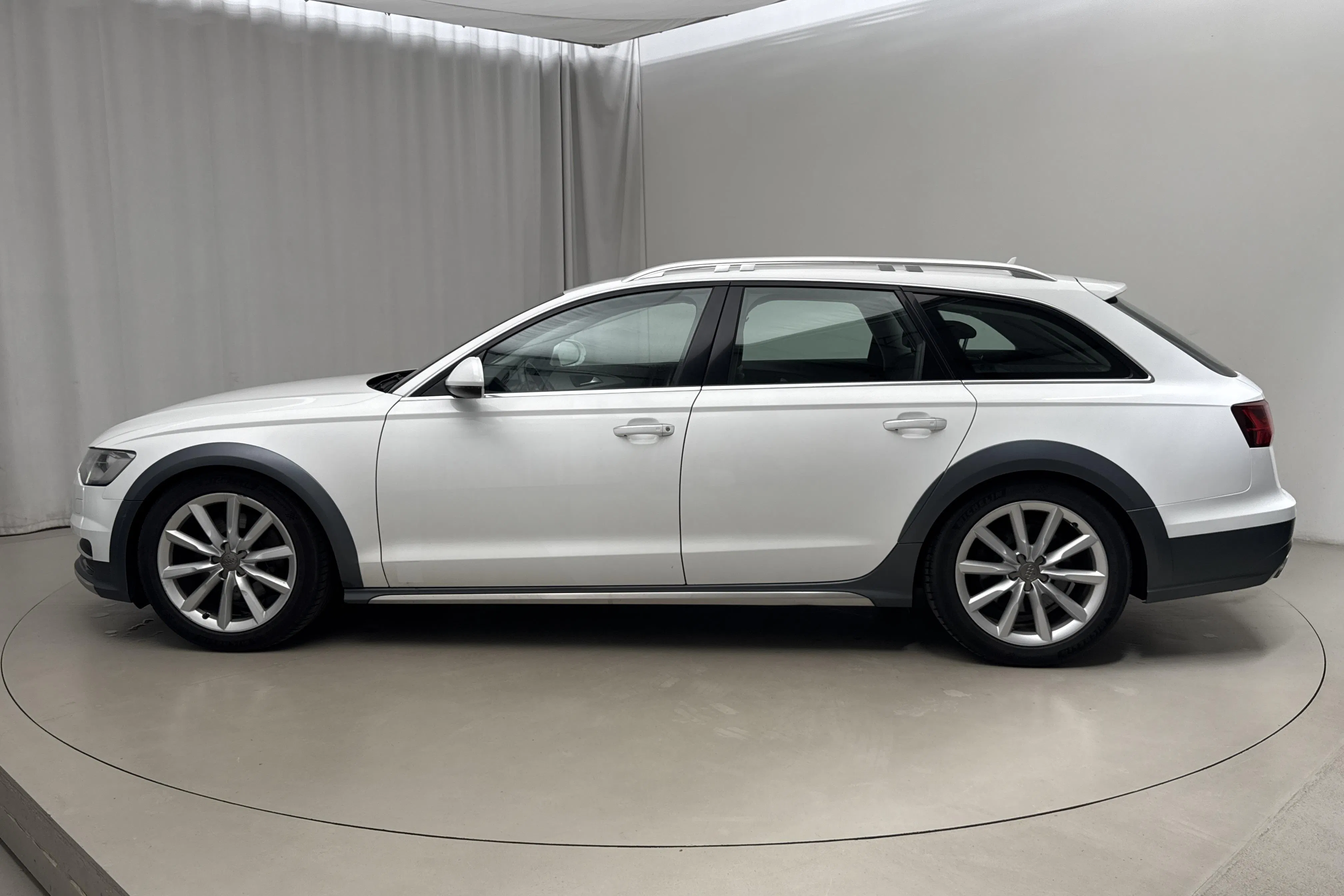 Presentationsfoto 2 av 13: Audi A6 Allroad 3.0 TDI quattro (218hk) - 30 289 mil - Automat - vit - 2015