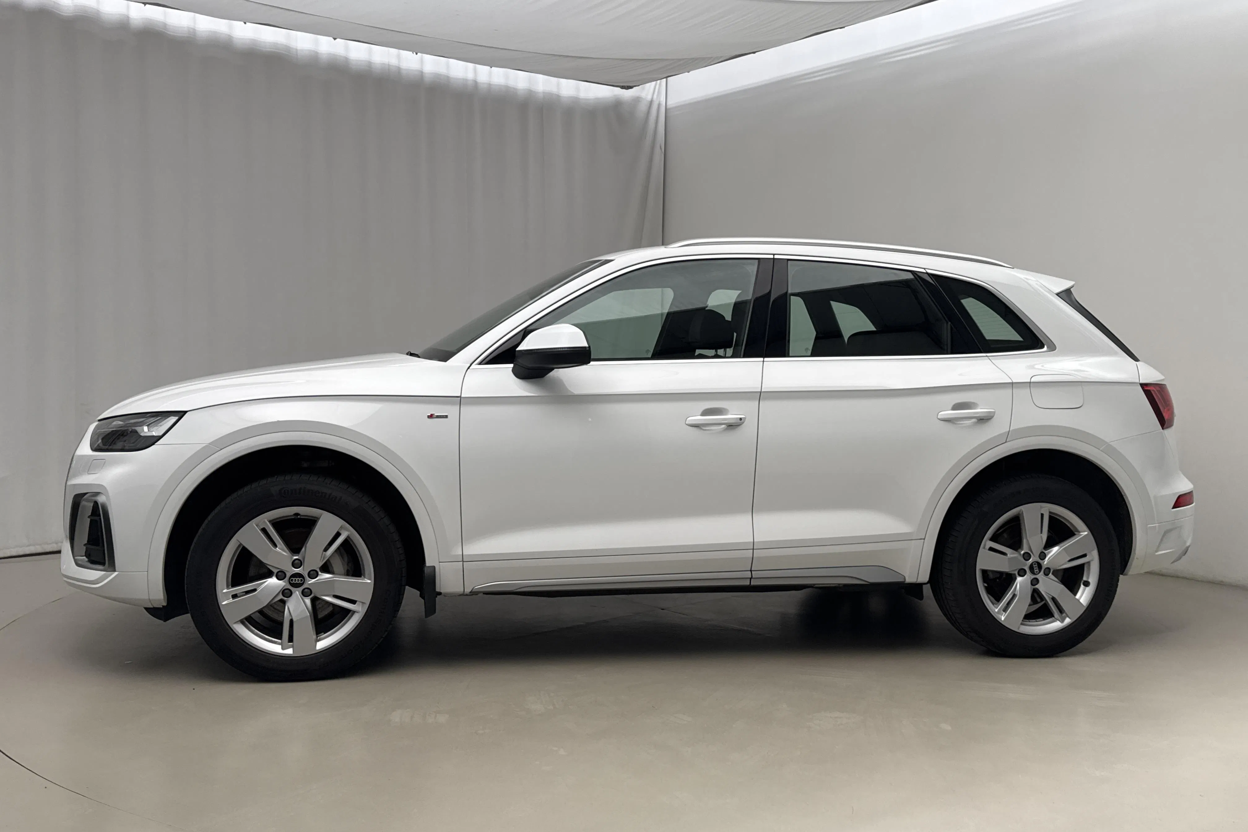 Presentationsfoto 2 av 20: Audi Q5 55 TFSI e quattro (367hk) - 5 056 mil - Automat - vit - 2023