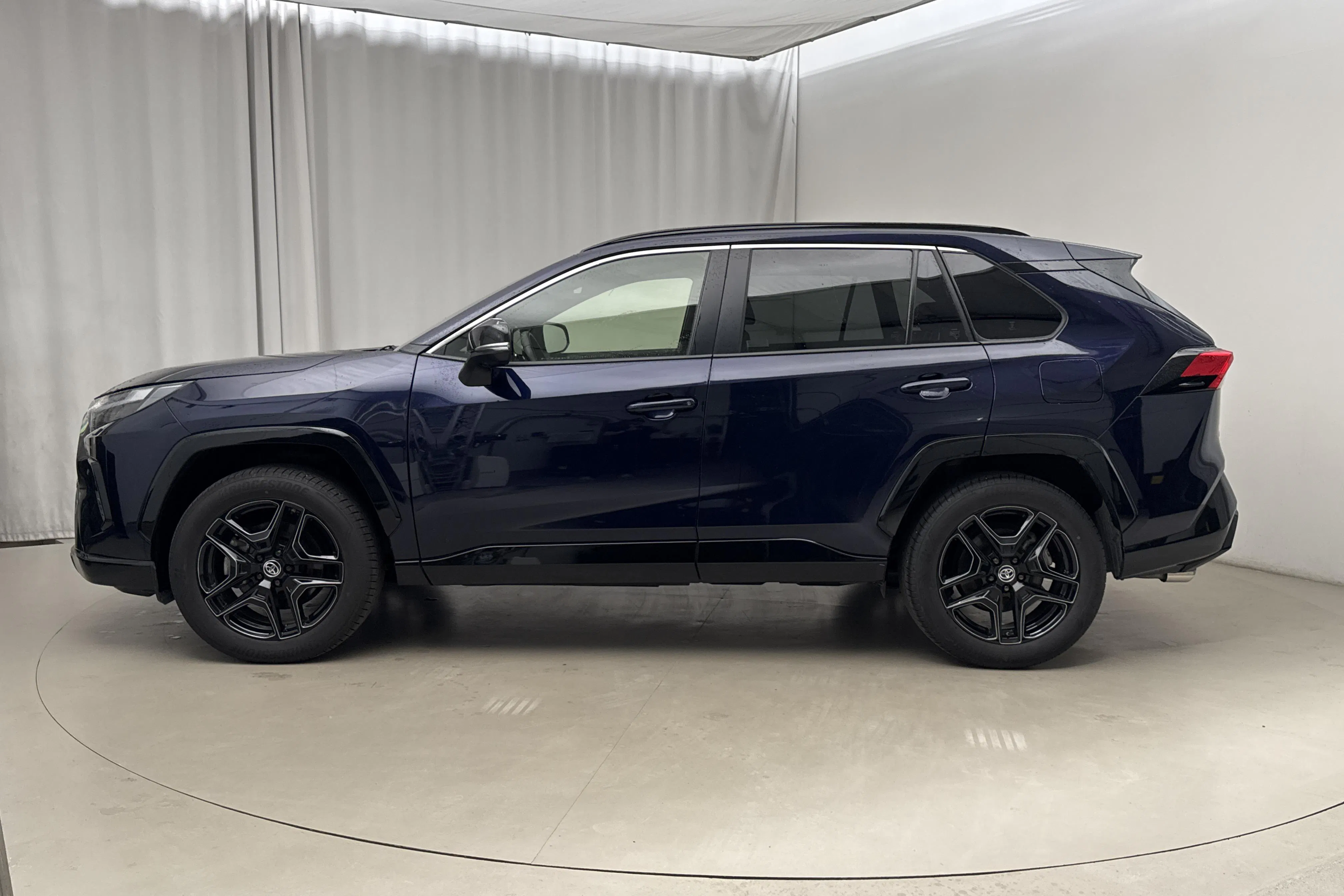 Presentationsfoto 2 av 19: Toyota RAV4 2.5 HSD AWD (222hk) - 4 454 mil - Automat - Mörkblå - 2024