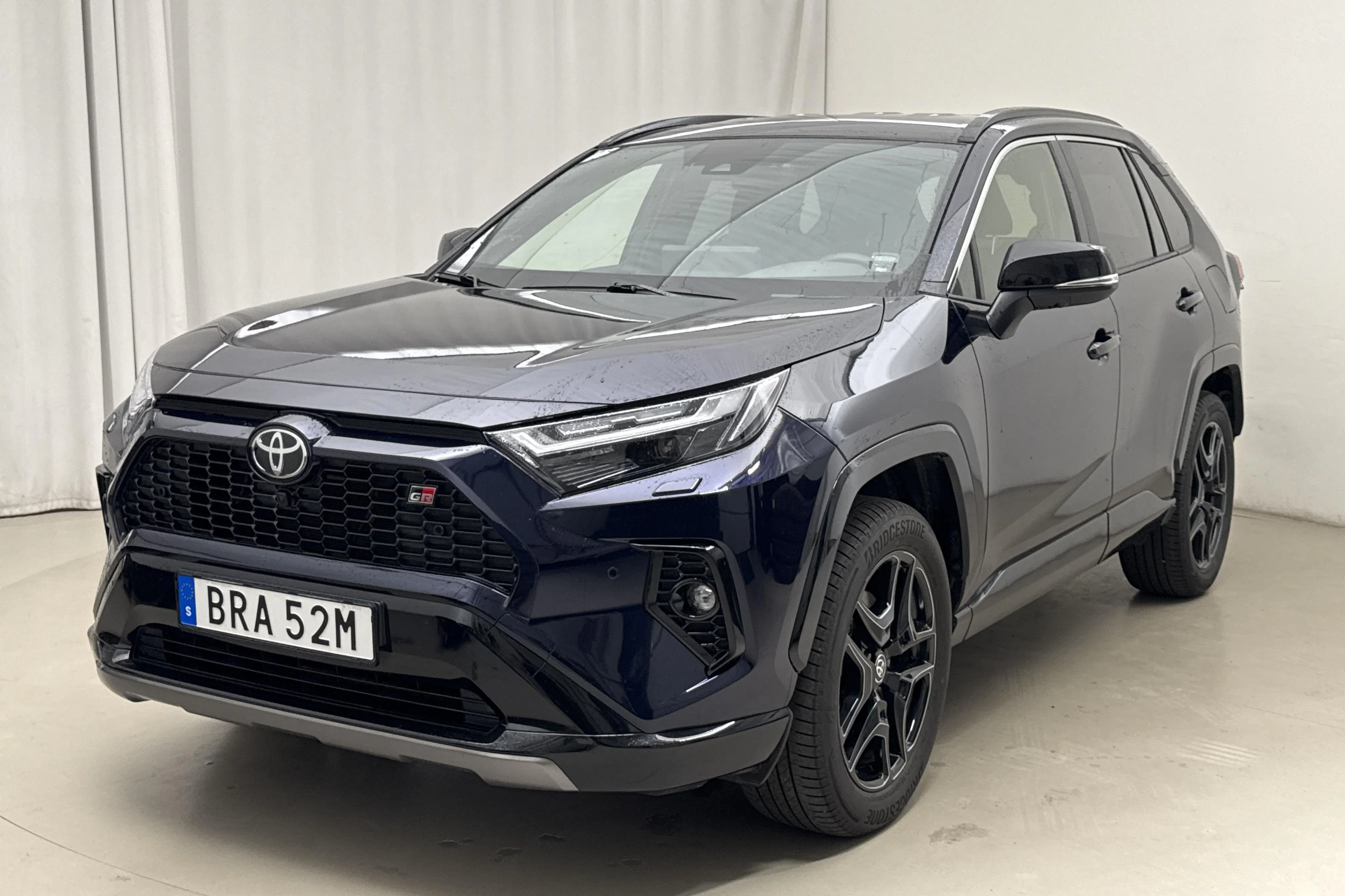 Presentationsfoto 1 av 19: Toyota RAV4 2.5 HSD AWD (222hk) - 4 454 mil - Automat - Mörkblå - 2024