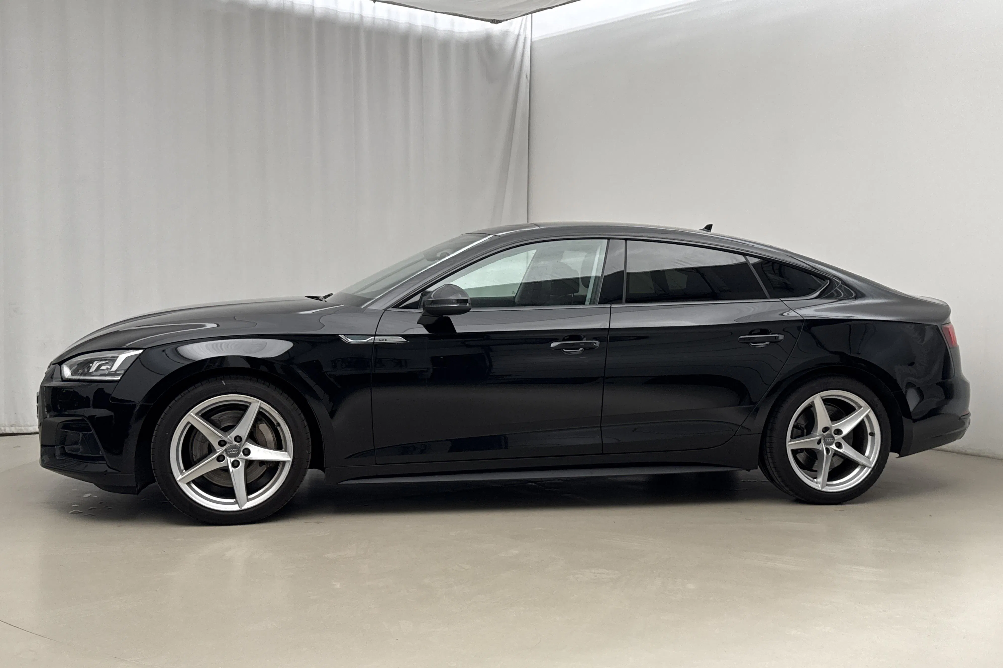 Presentationsfoto 2 av 17: Audi A5 Sportback 45 TFSI quattro (245hk) - 8 786 mil - Automat - svart - 2019