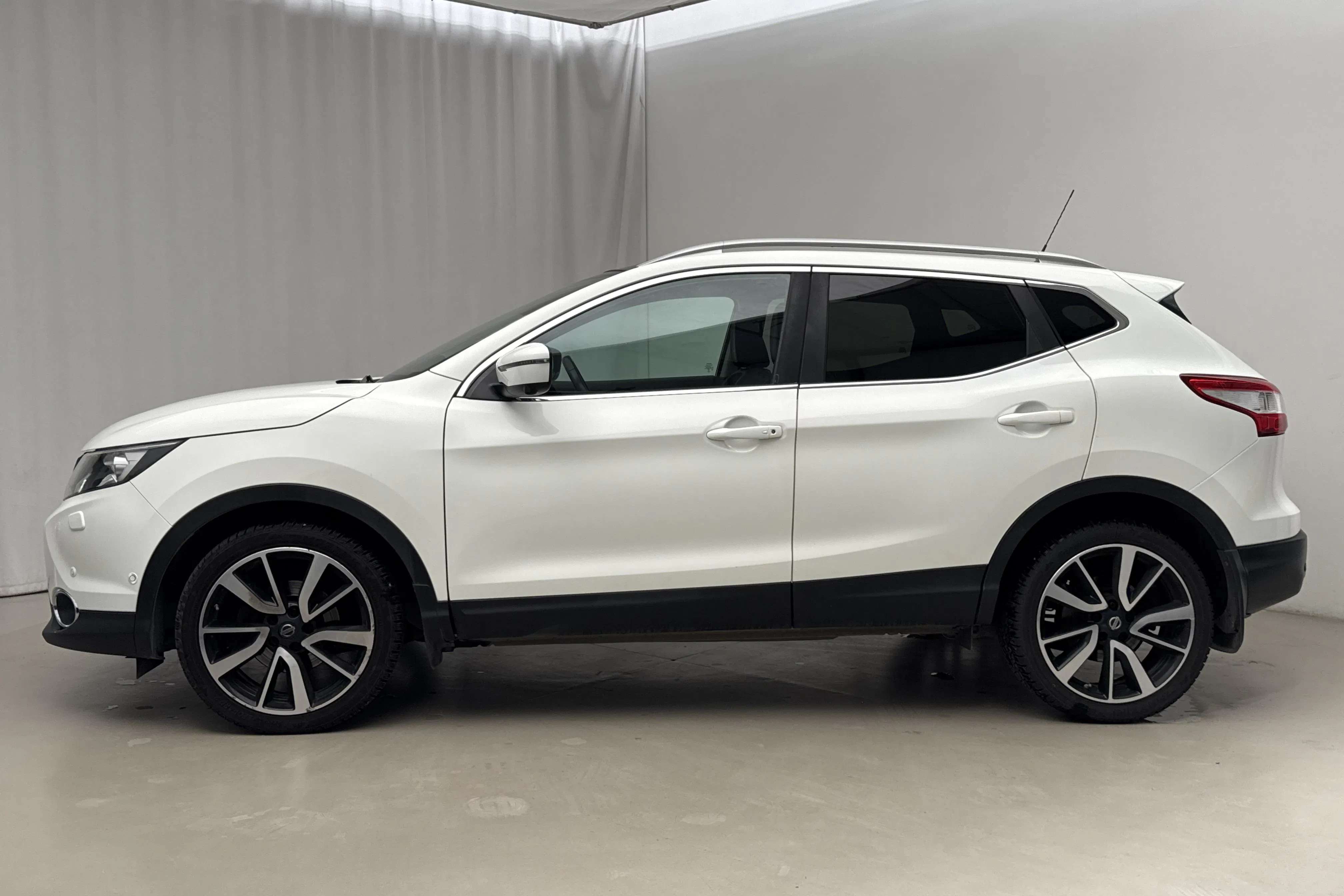 Presentationsfoto 2 av 17: Nissan Qashqai 1.2 (115hk) - 11 534 mil - Manuell - vit - 2017