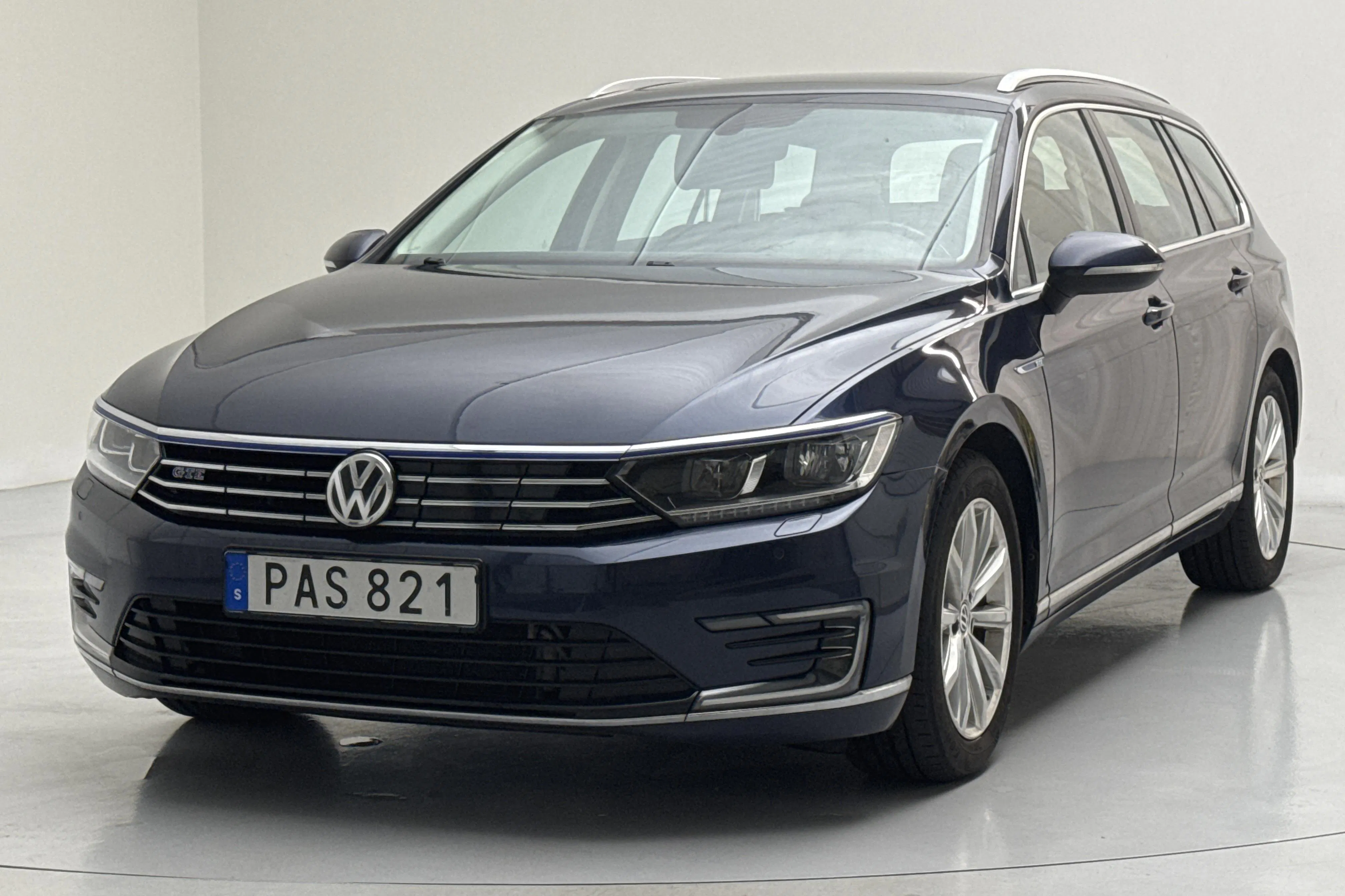 Presentationsfoto 1 av 18: VW Passat 1.4 Plug-in-Hybrid Sportscombi (218hk) - 17 307 mil - Automat - Mörkblå - 2017