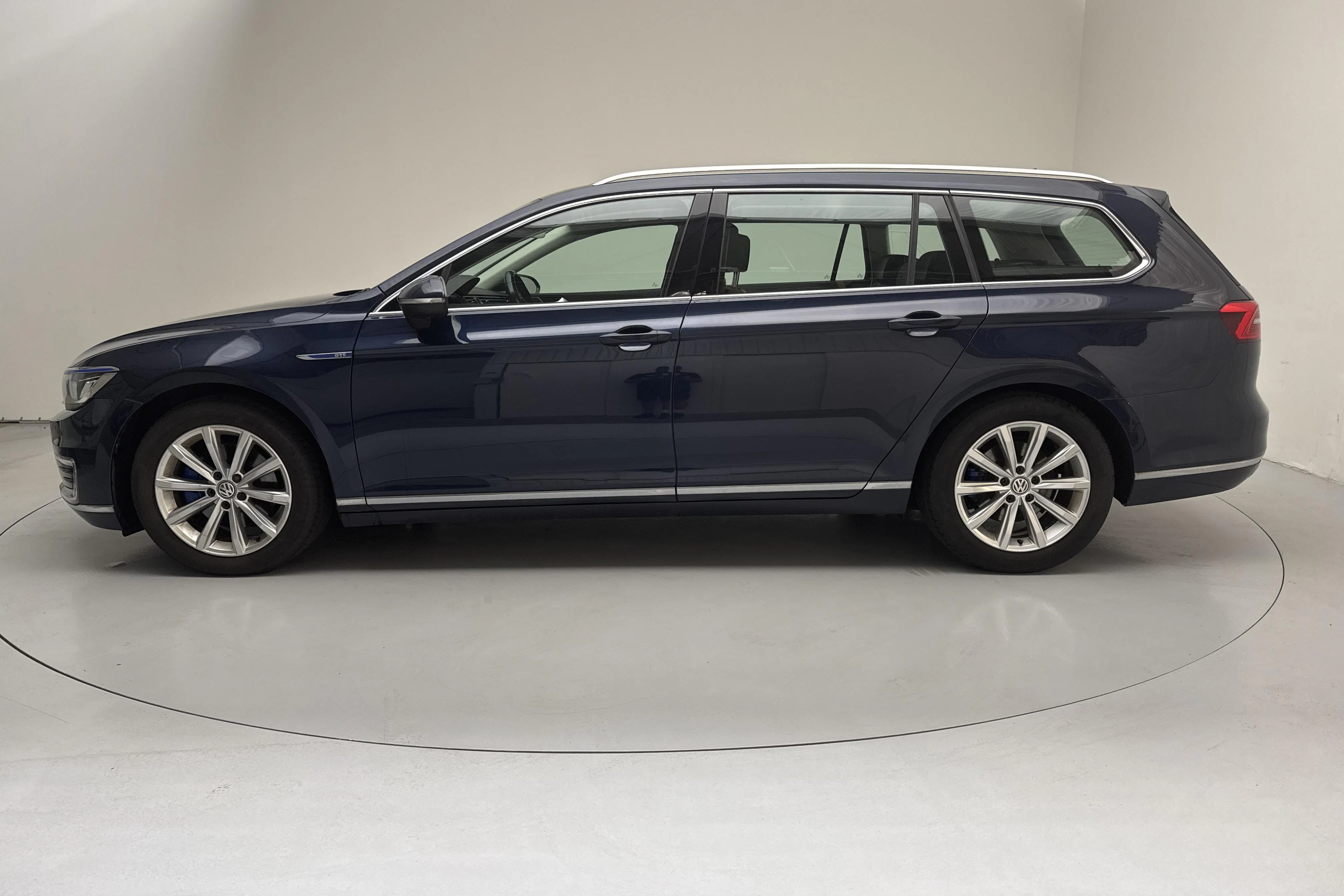 Presentationsfoto 2 av 18: VW Passat 1.4 Plug-in-Hybrid Sportscombi (218hk) - 17 307 mil - Automat - Mörkblå - 2017
